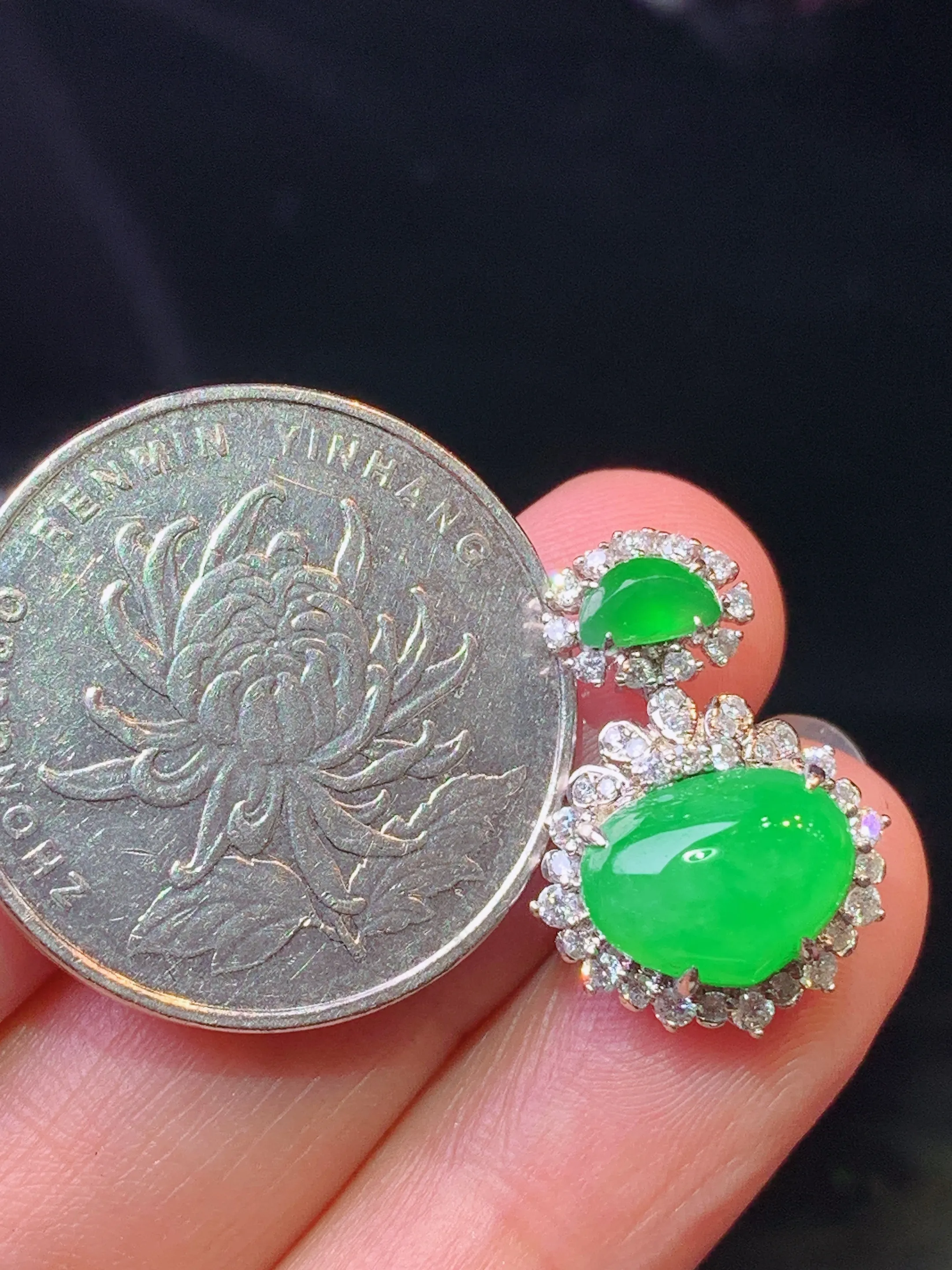 18k金钻镶嵌满绿蛋面吊坠 玉质细腻 色泽清新艳丽 整体尺寸20*14.3*8.6