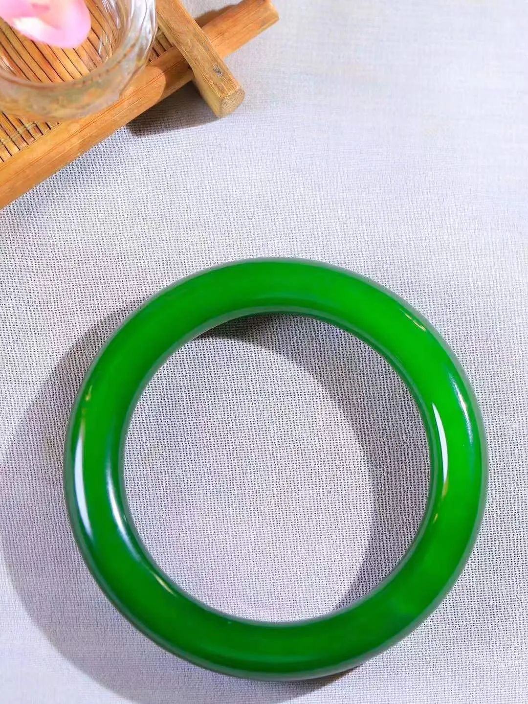 【温润如心.镯】

收藏级臻品️和田玉碧玉圆条手镯，精选上等碧玉料，色泽清透，质地细腻。佩戴它，感受千年玉文化的温润与优雅，愿它为您带来平安与幸福。重61.8克  尺寸56-11-11mm  101201811A