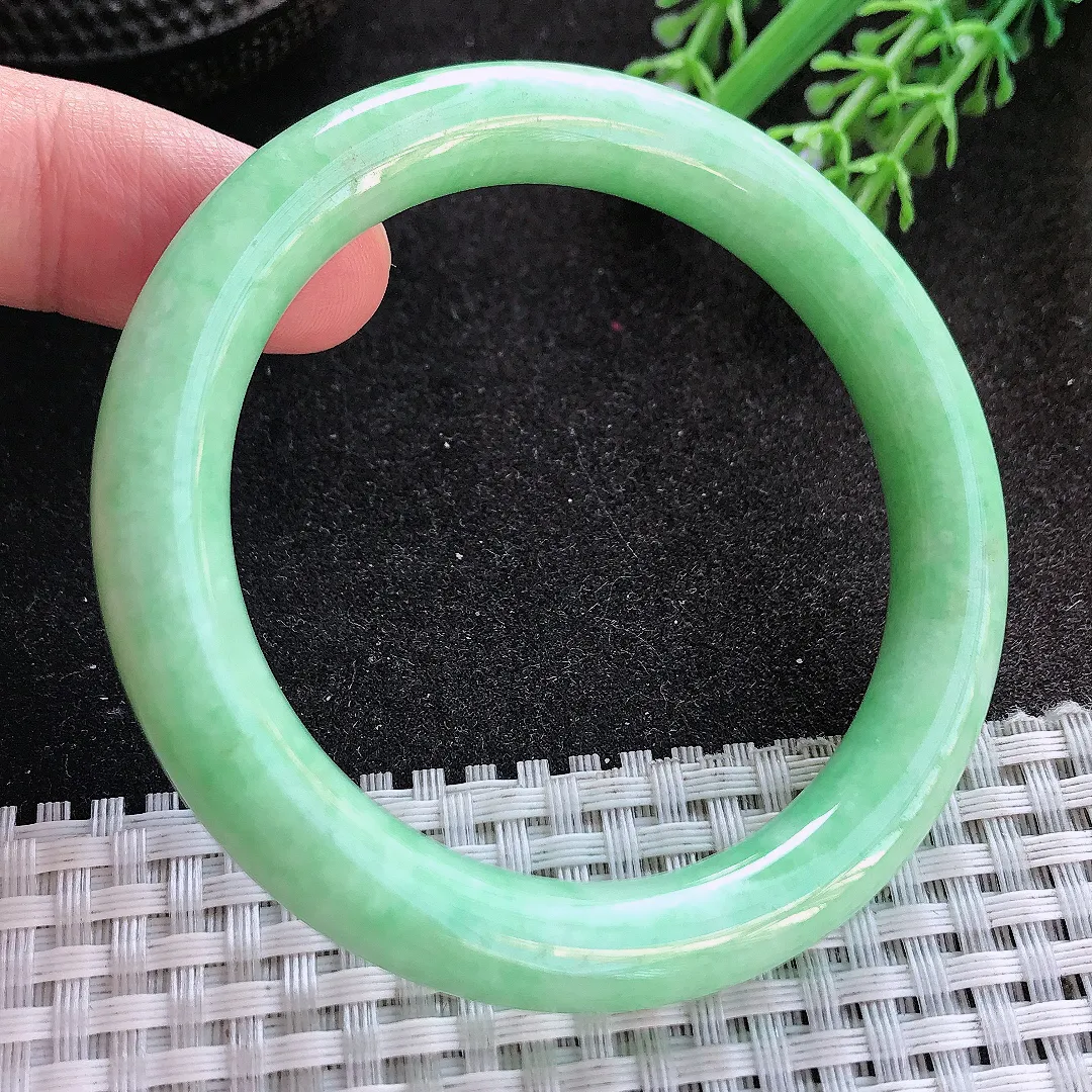 天然A货翡翠52/9.3/8.8老坑精美温润满绿圆条手镯宽边玉镯