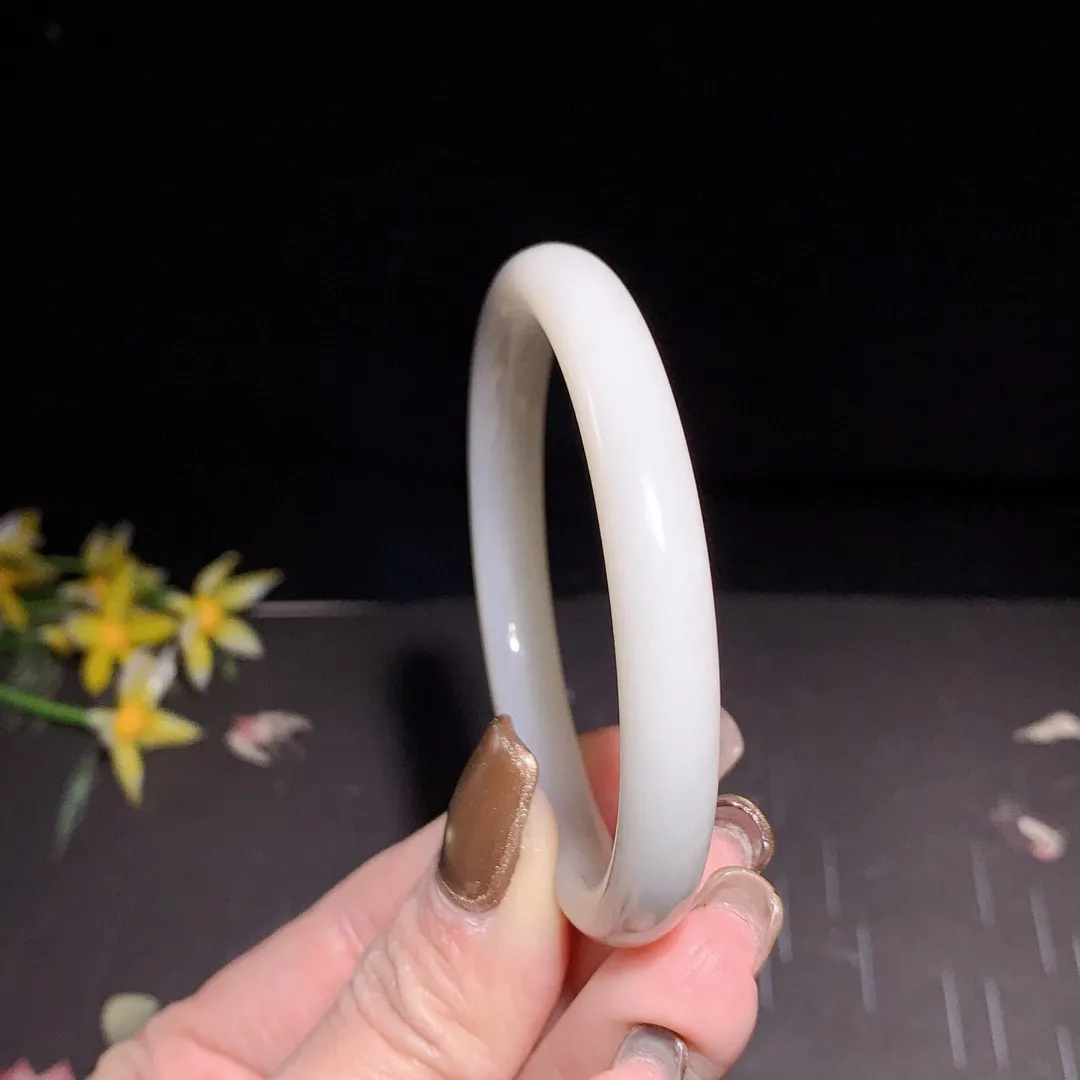 和田玉51圈口羊脂白手镯！玉质细腻油润 底色纯净 无裂无杂 脂粉好，品质好！