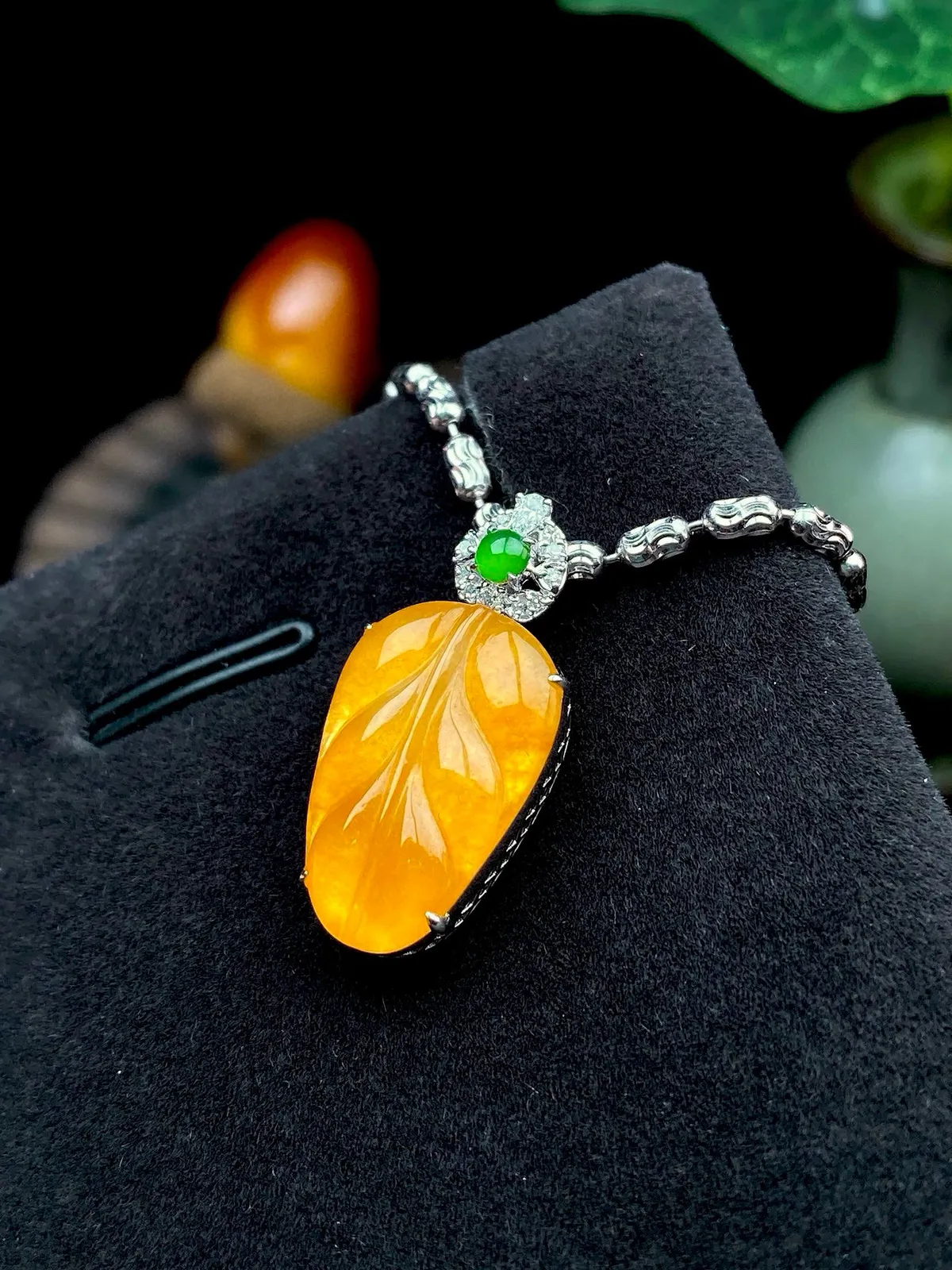 【冰种黄翡叶子】金枝玉叶，质地细腻，冰润透亮，光泽出众，18k金钻镶嵌，裸石尺寸17.5*11.8*