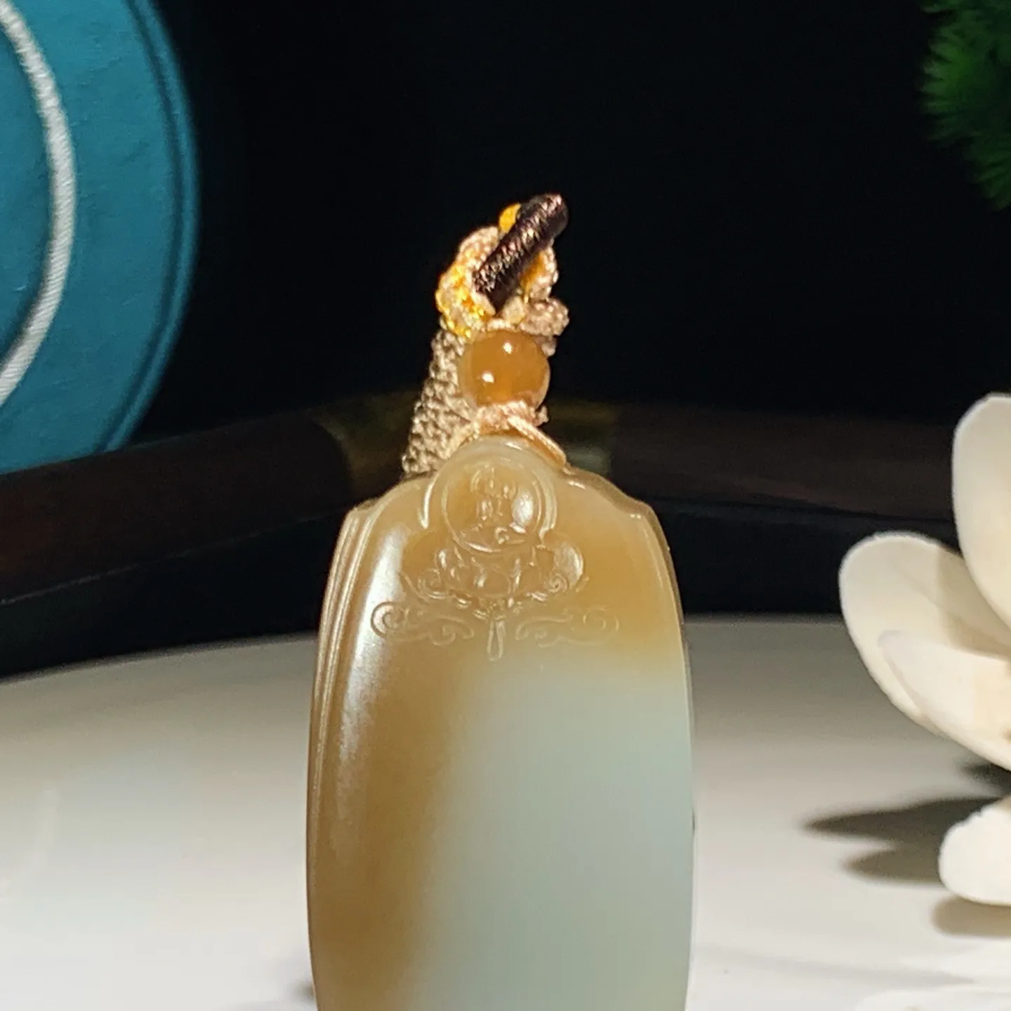 新疆和田玉且末糖平安无事牌挂件。尺寸41/24/9重22.3克。玉质细腻油润。手推出油。品相大气。lt251218