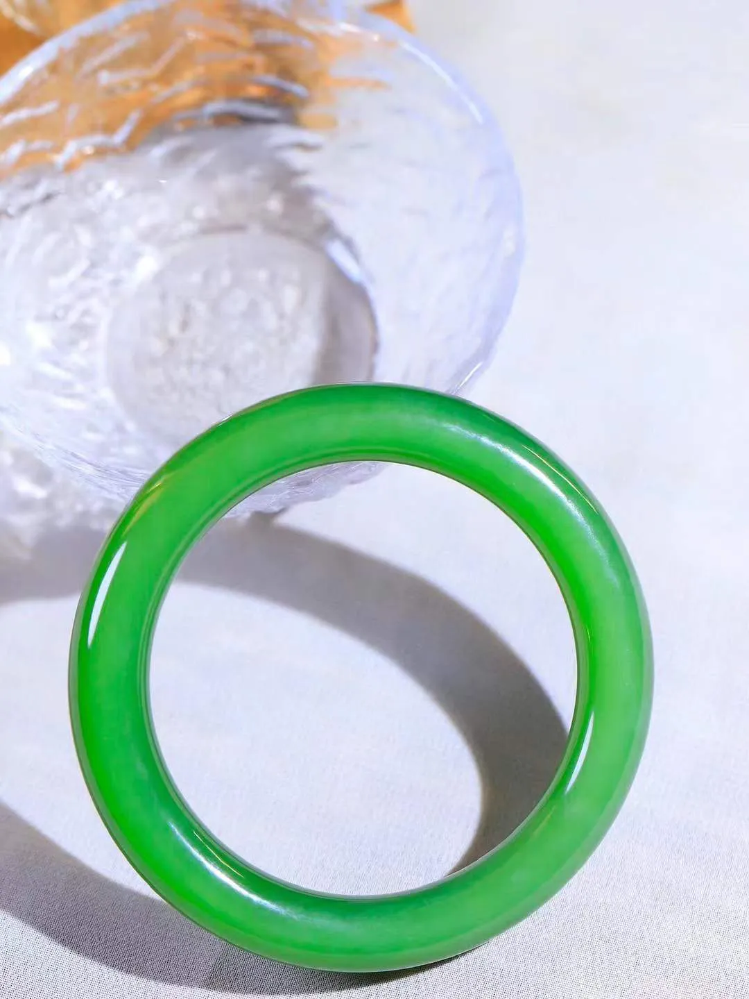 【悠悠芳华.镯】

典藏级臻品和田玉碧玉猫眼圆条手镯 玉质温润 青葱岁月，尽收腕中，婉转流畅，凝岁月悠长。盈一眸恬淡，挽一抹绿意。重63.6克 内径58.5mm尺寸11.5-10.8mm   861201855A