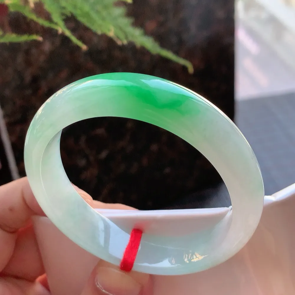 正圈冰阳绿 无瑕 尺寸:54.7/14.1/7.7 种色兼备