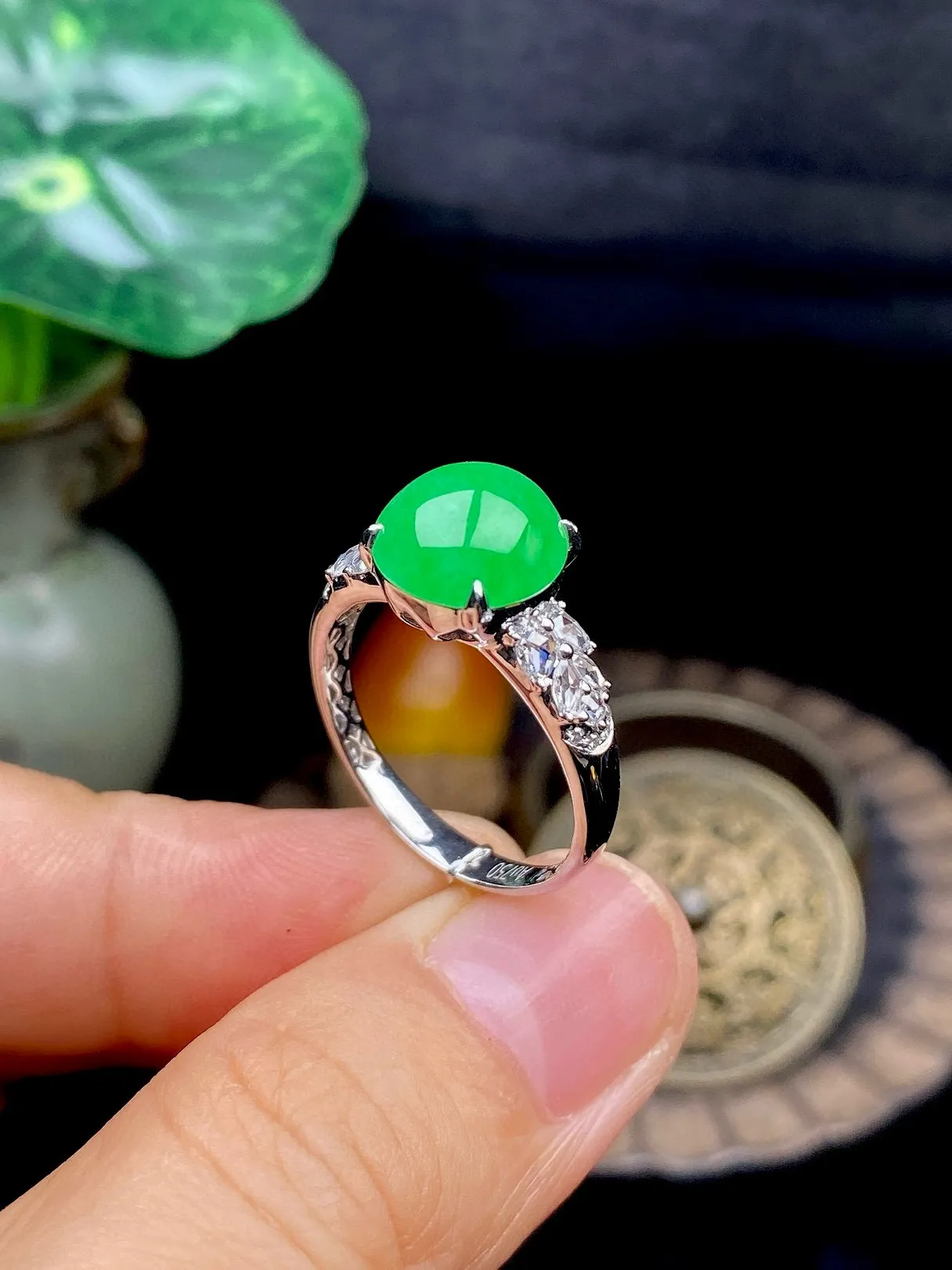 【冰种满绿蛋面戒指】种水色俱全，冰透闪亮，通透感饱满度很好，18k金钻镶嵌，裸石尺寸9.7*9.3*