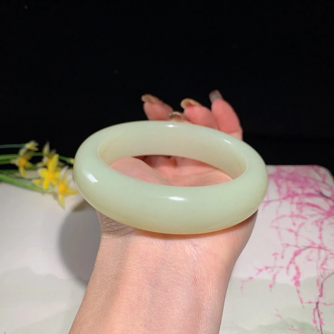 和田玉63圈口黄口料宽版手镯！玉质细腻油润 底色纯净 无裂无杂 脂粉好，品质好！