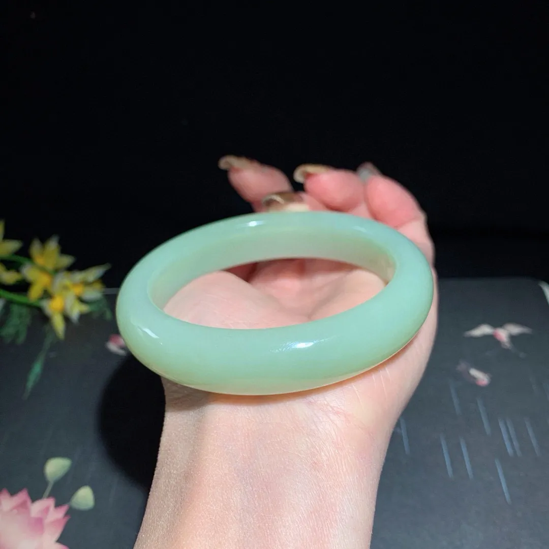 和田玉61圈口且末蓝手镯！玉质细腻油润 底色纯净 无裂无杂 脂粉好，品质高。