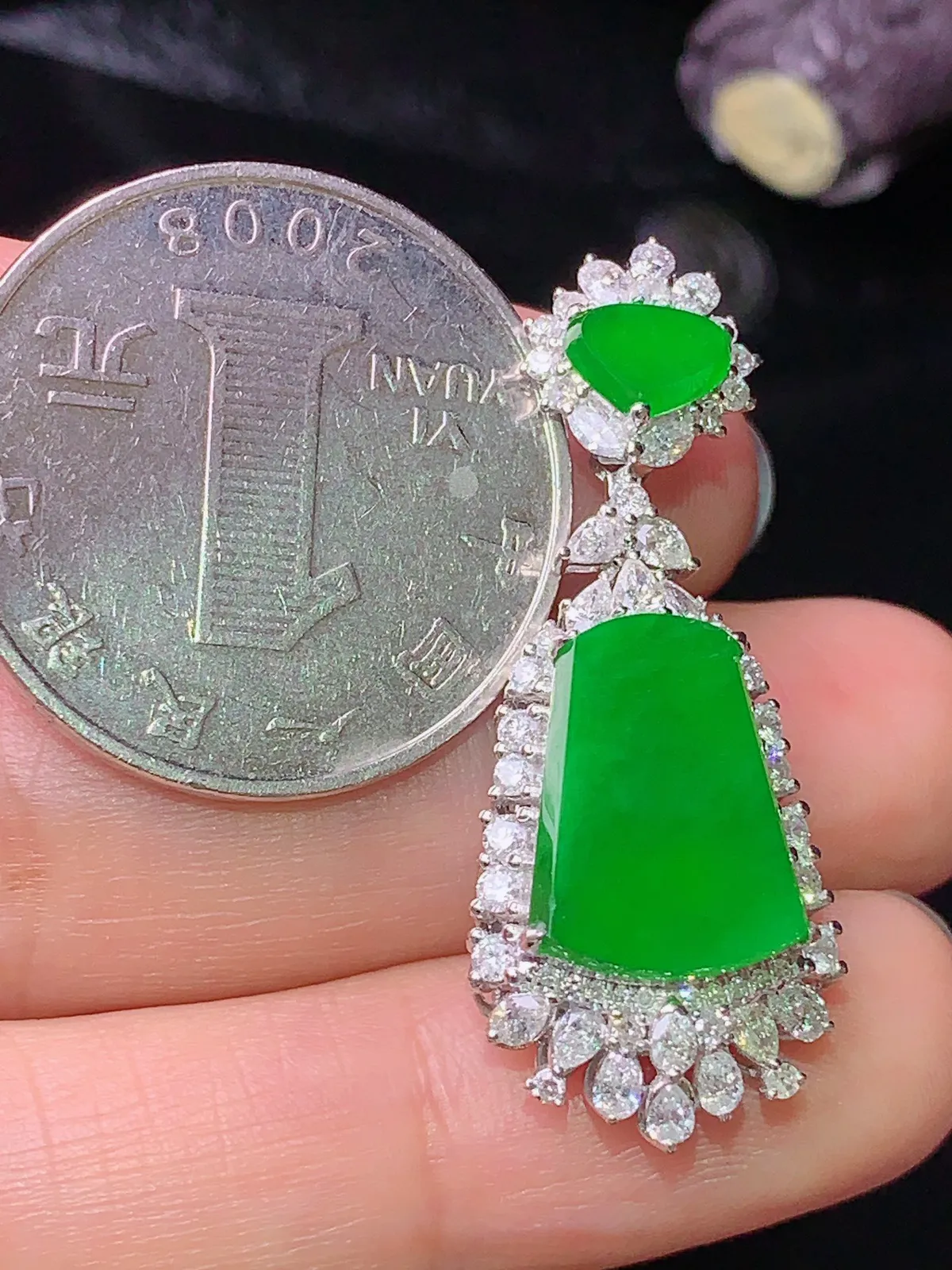 18k金钻镶嵌满绿无事牌吊坠 玉质细腻 色泽艳丽 水润亮眼  整体尺寸36.2*14.3*9