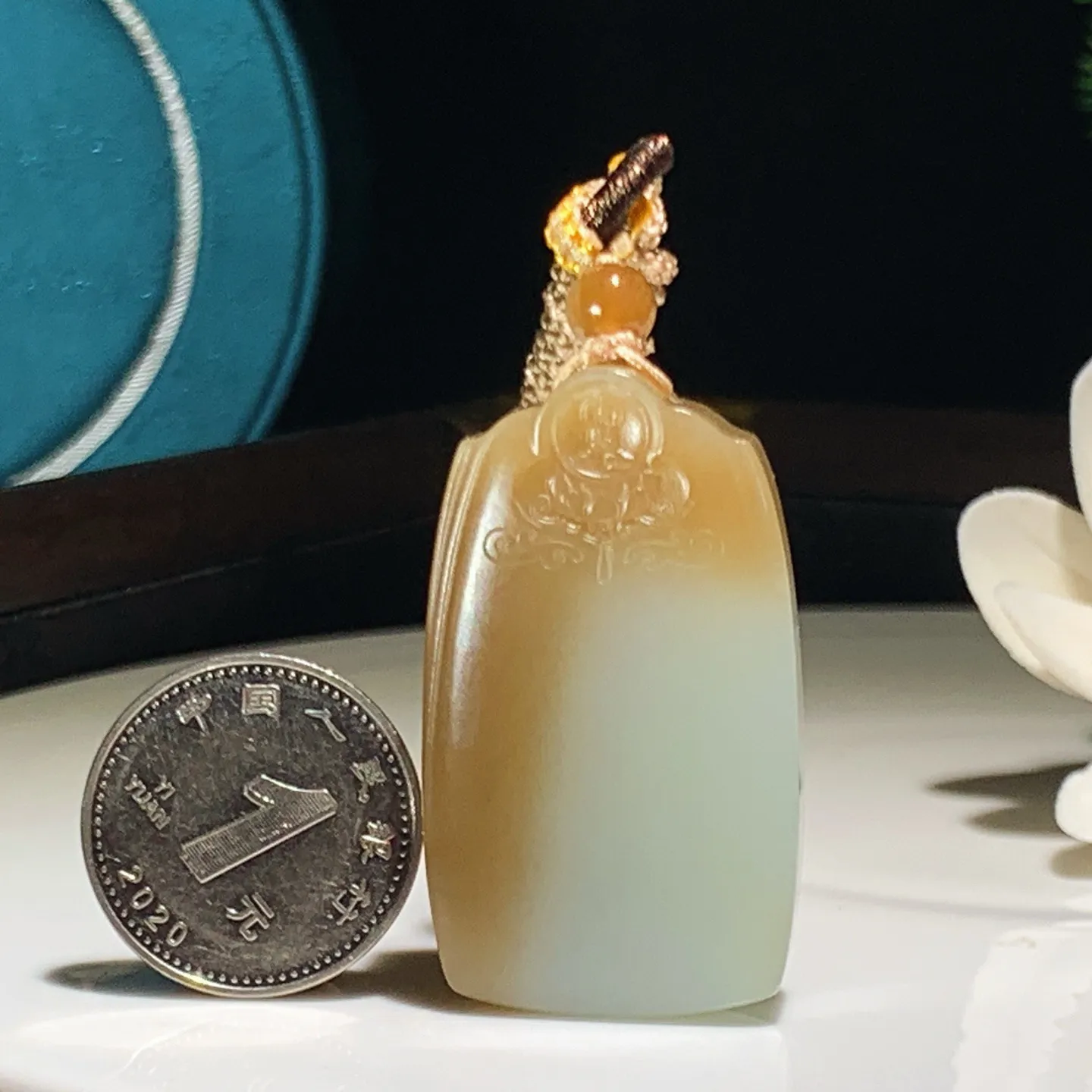 新疆和田玉且末糖平安无事牌挂件。尺寸41/24/9重22.3克。玉质细腻油润。手推出油。品相大气。lt251218