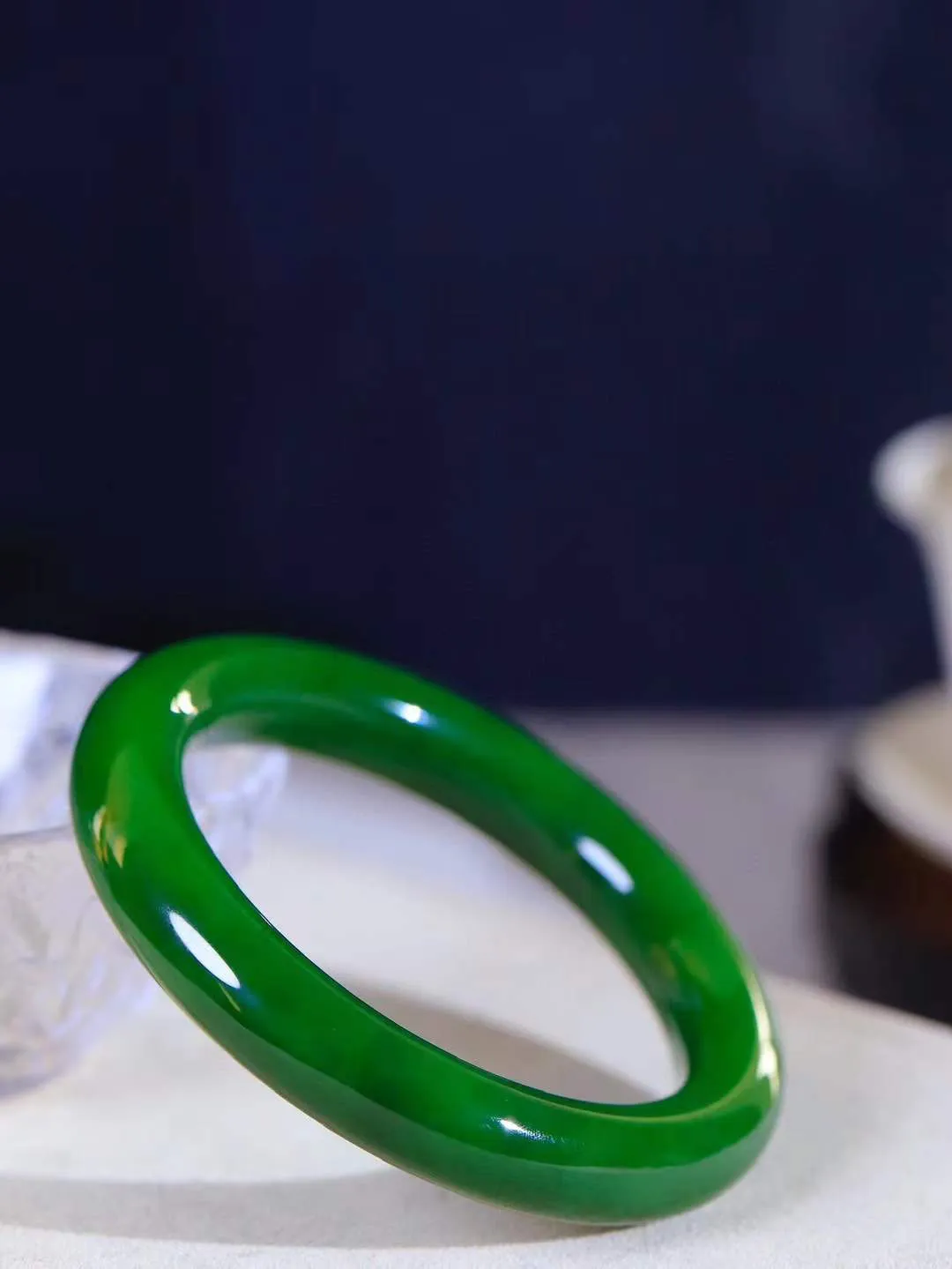 【温润如心.镯】

典藏级️和田玉碧玉手镯，精选上等碧玉料，色泽清透，质地细腻。佩戴它，感受千年玉文化的温润与优雅，愿它为您带来平安与幸福。重77克  尺寸60.5-12.3-11.4mm  101201811A