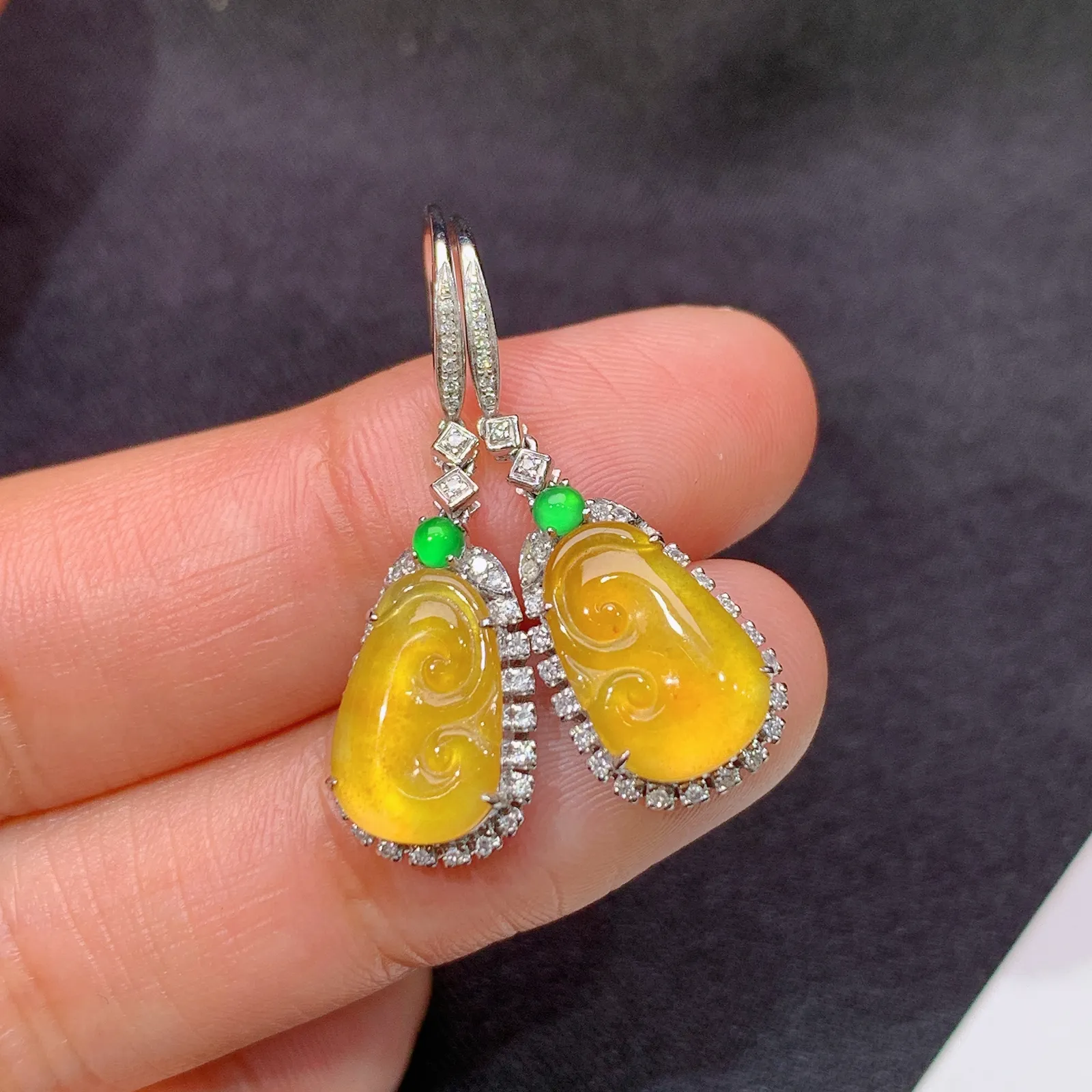 冰黄翡如意耳坠，18k金镶嵌，色泽鲜艳，水色超佳 尺寸10.8*7.1*2