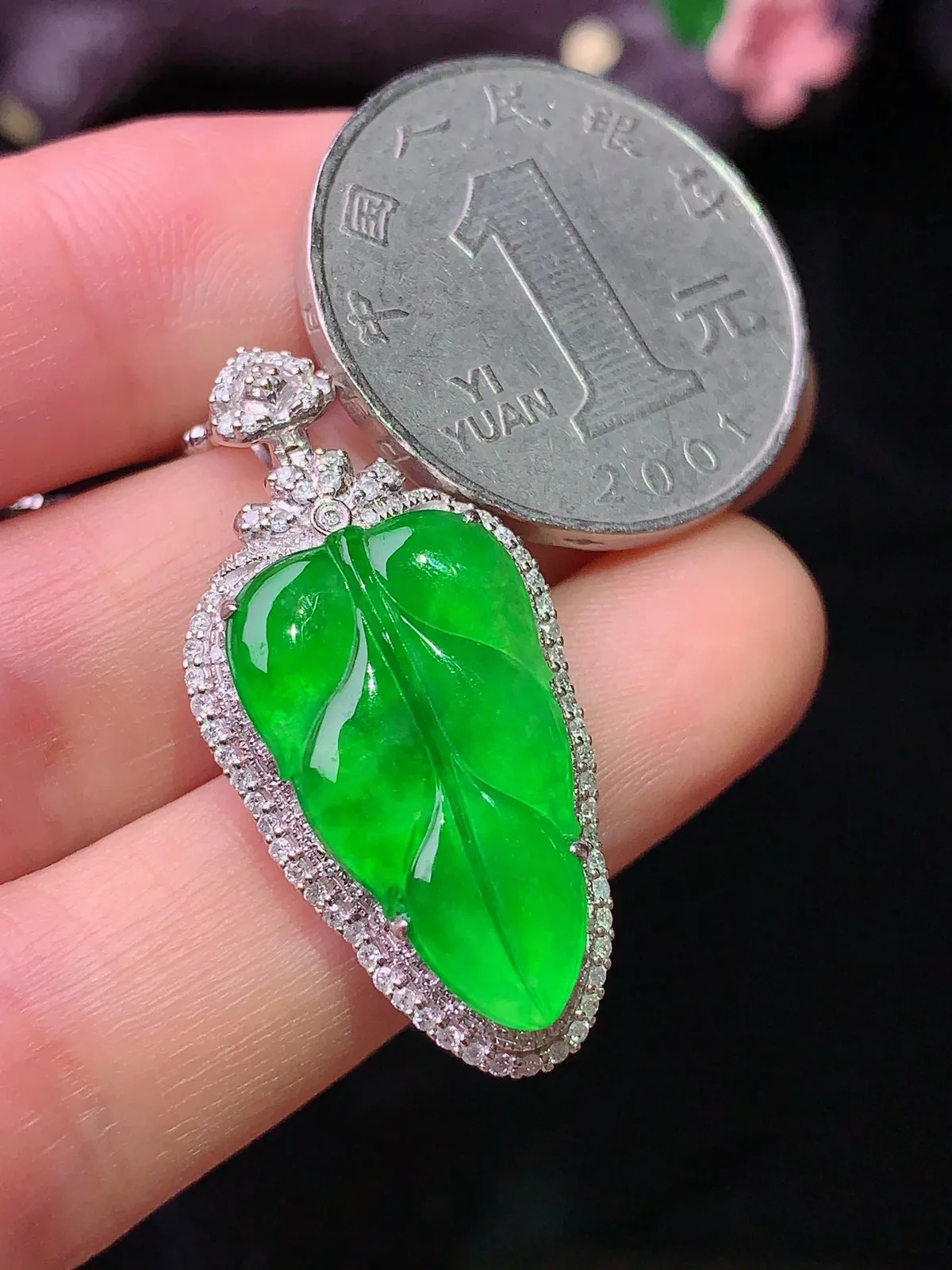18k金钻镶嵌满绿树叶吊坠 玉质细腻 水润亮眼  整体尺寸33.3*16*7.2
