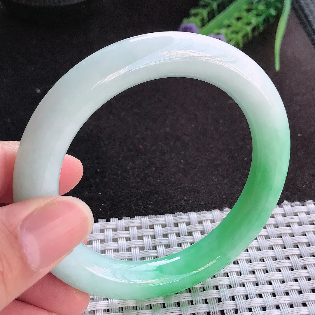 天然A货翡翠55.8/11.2/10.8老坑精美冰润飘阳绿圆条手镯玉镯