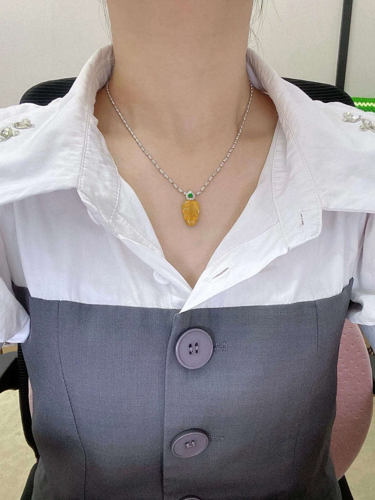 【冰种黄翡叶子】金枝玉叶，质地细腻，冰润透亮，光泽出众，18k金钻镶嵌，裸石尺寸17.5*11.8*3毫米