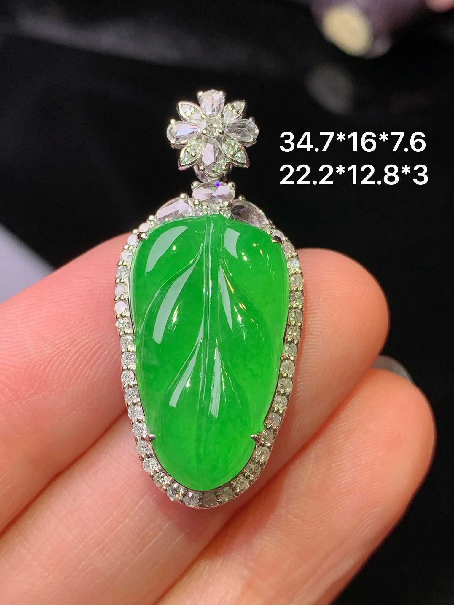 18k金钻镶嵌满绿树叶吊坠 玉质细腻 色泽清新艳丽 整体尺寸34.7*16*7.6