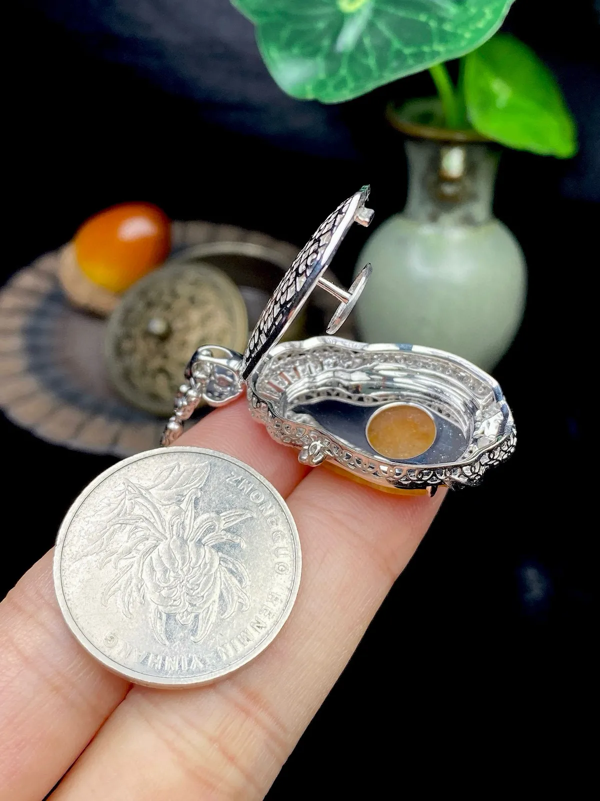 【冰种黄翡财神】质地细腻，工艺很好，饱满圆润，笑口常开，18k金钻镶嵌，裸石尺寸22*15.4*3.2毫米