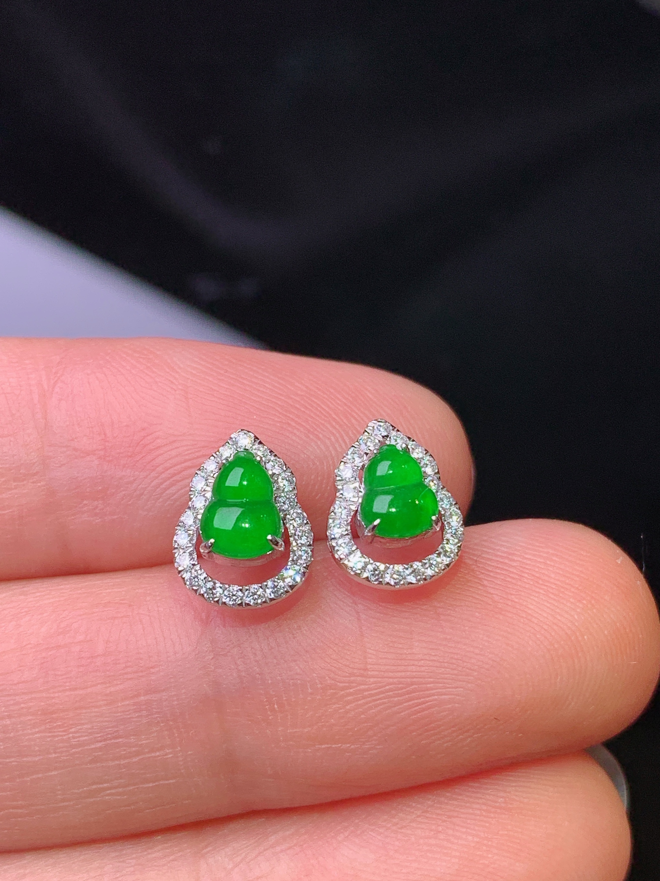 18k金钻镶嵌满绿葫芦吊坠 玉质细腻 色泽清新艳丽 整体尺寸9.6*7.2*3.5