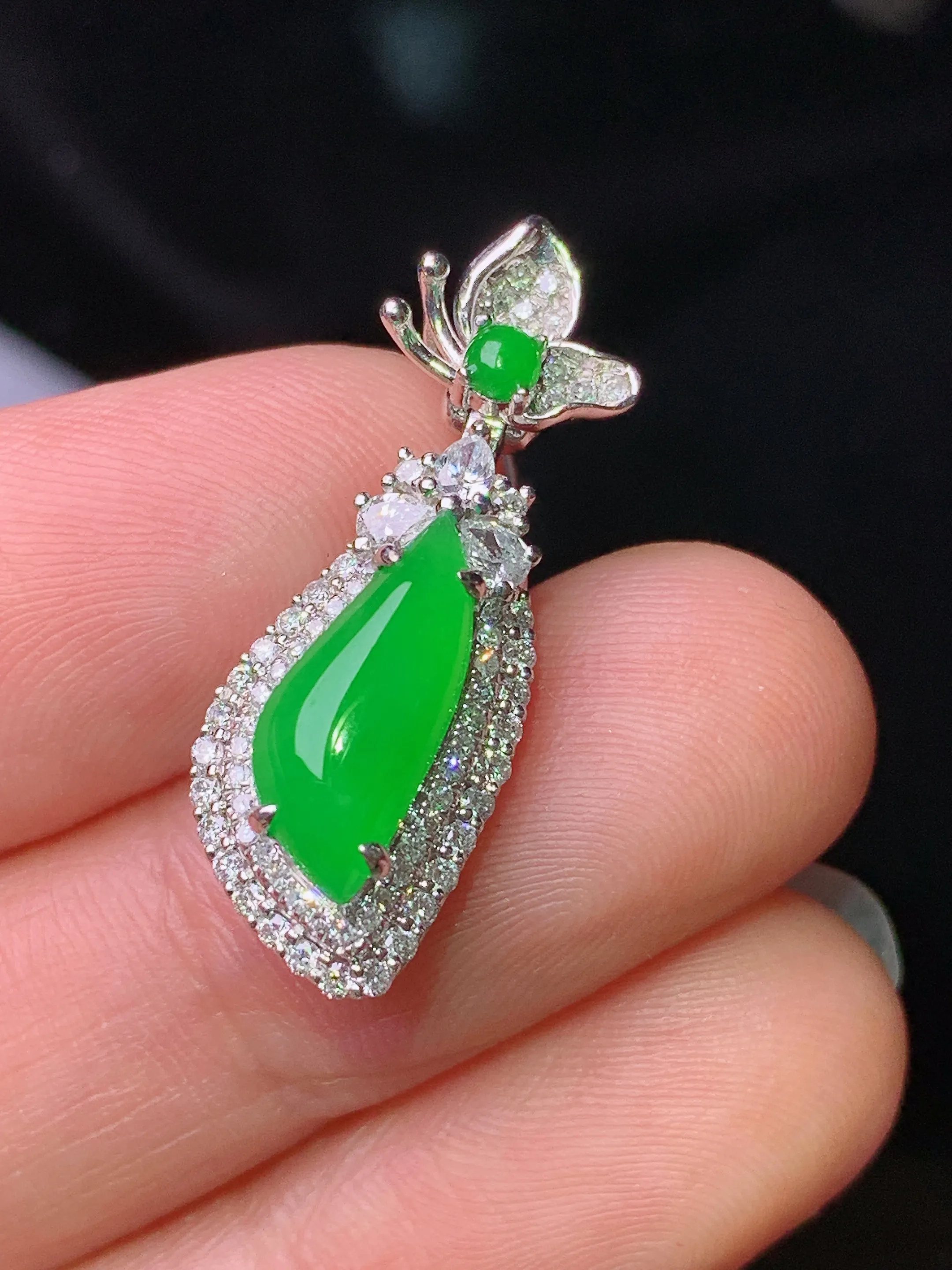 18k金钻镶嵌满绿随形吊坠 玉质细腻 色泽清新艳丽 整体尺寸26.6*9.8*7.2