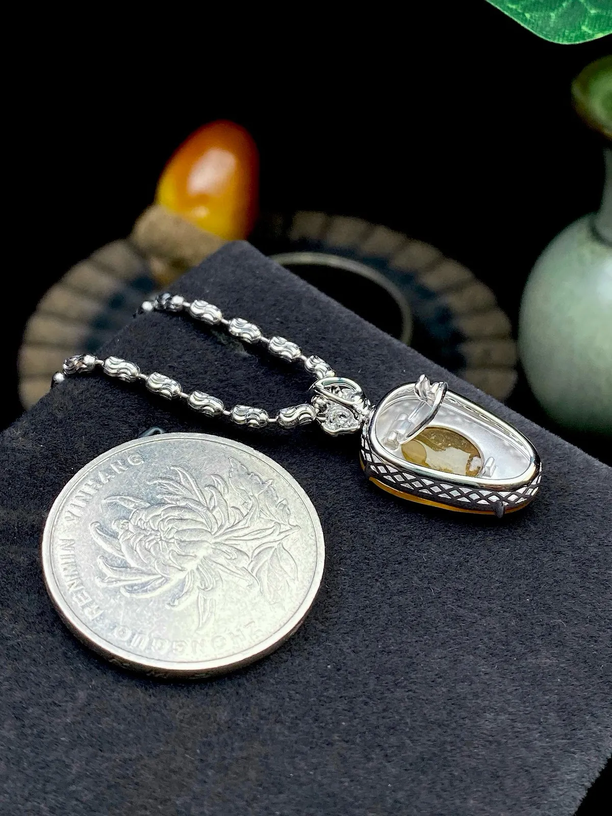 【冰种黄翡叶子】金枝玉叶，质地细腻，冰润透亮，光泽出众，18k金钻镶嵌，裸石尺寸17.5*11.8*3毫米