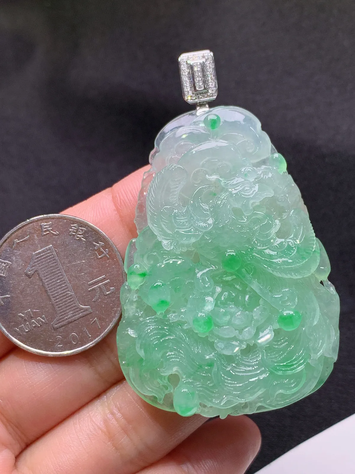 冰飘绿凤凰吊坠，雕工精湛，18k金扣头，冰润细腻，种水足 Hx 尺寸52.2*38.1*9
