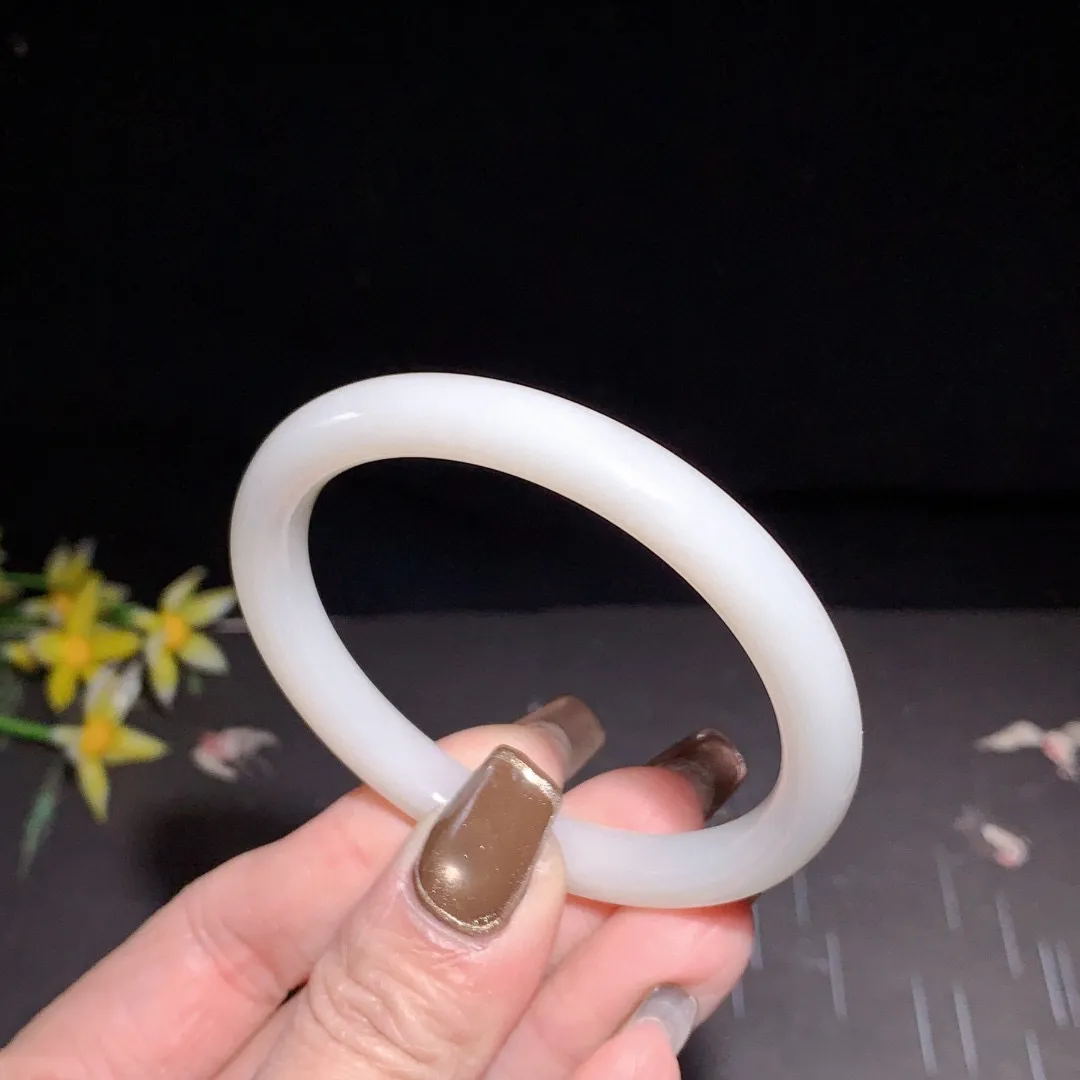 和田玉51圈口羊脂白手镯！玉质细腻油润 底色纯净 无裂无杂 脂粉好，品质好！