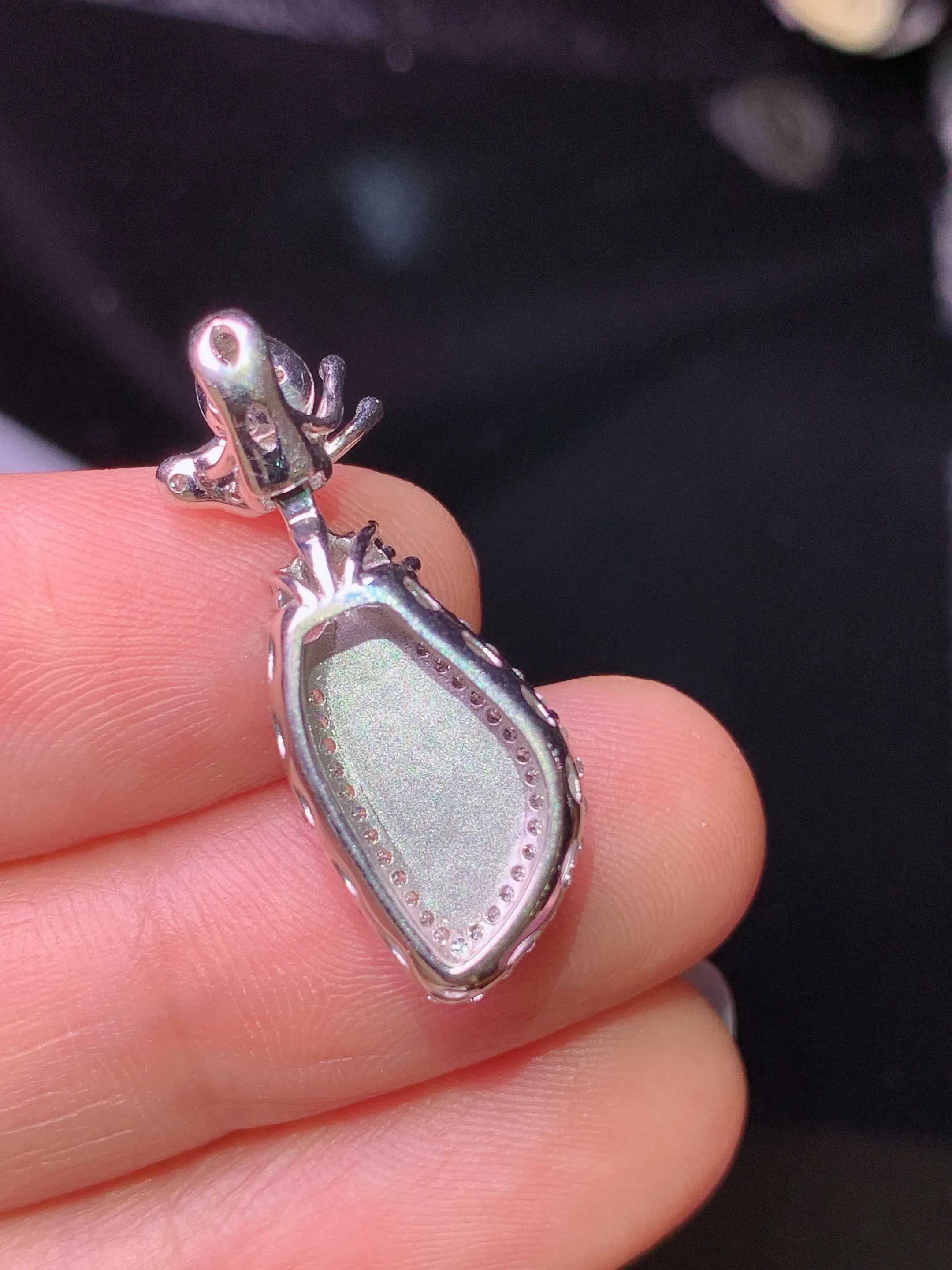 18k金钻镶嵌满绿随形吊坠 玉质细腻 色泽清新艳丽 整体尺寸26.6*9.8*7.2