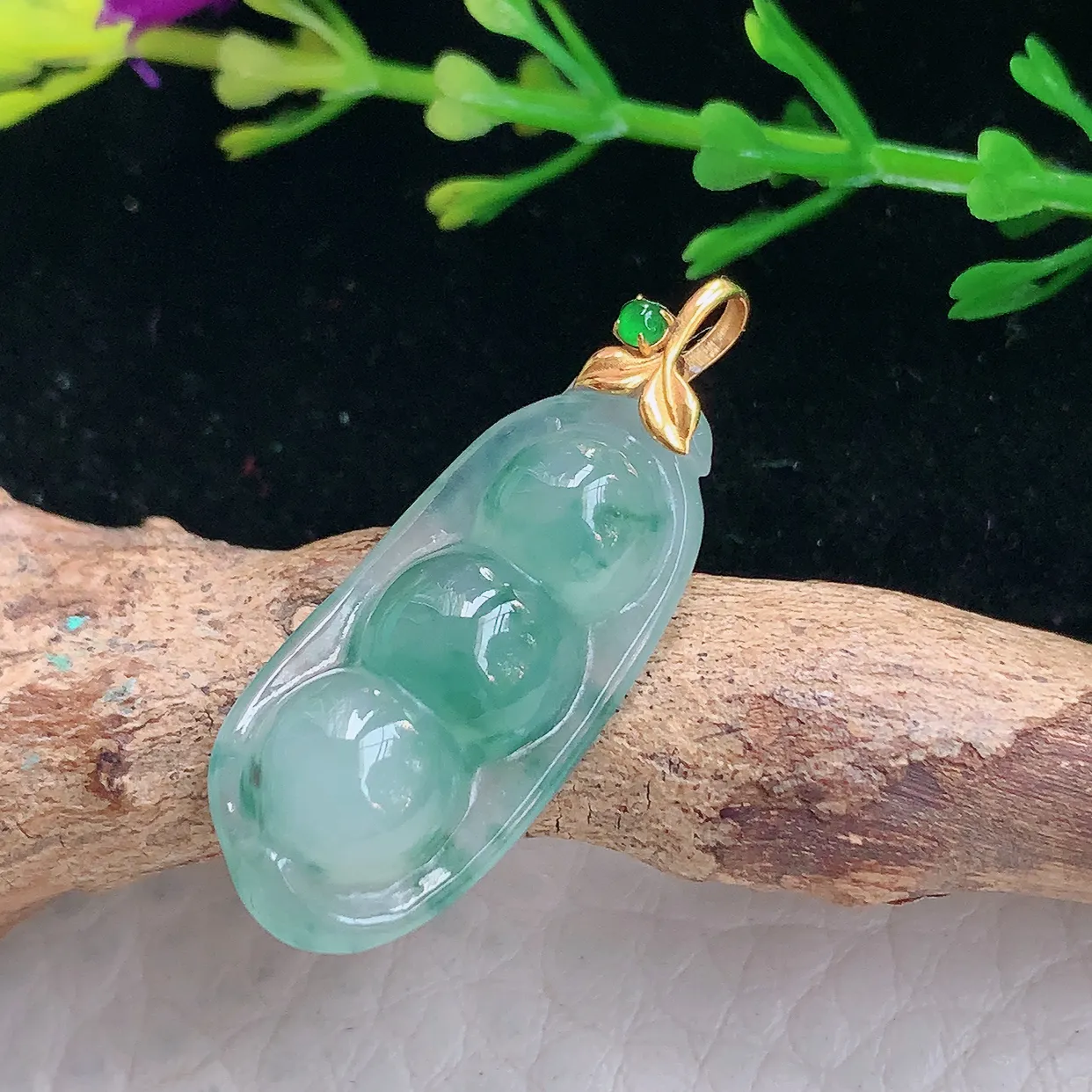 Lz实拍29.2*11.2*5.5天然缅甸翡翠冰飘花福豆吊坠 镶18k金扣四季豆玉坠