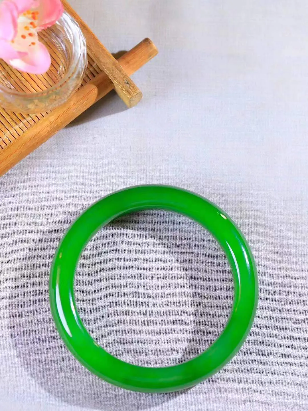 【温润如心.镯】

典藏级️和田玉碧玉手镯，精选上等碧玉料，色泽清透，质地细腻。佩戴它，感受千年玉文化的温润与优雅，愿它为您带来平安与幸福。重50克  尺寸54-11.8-8.7mm  101201811A