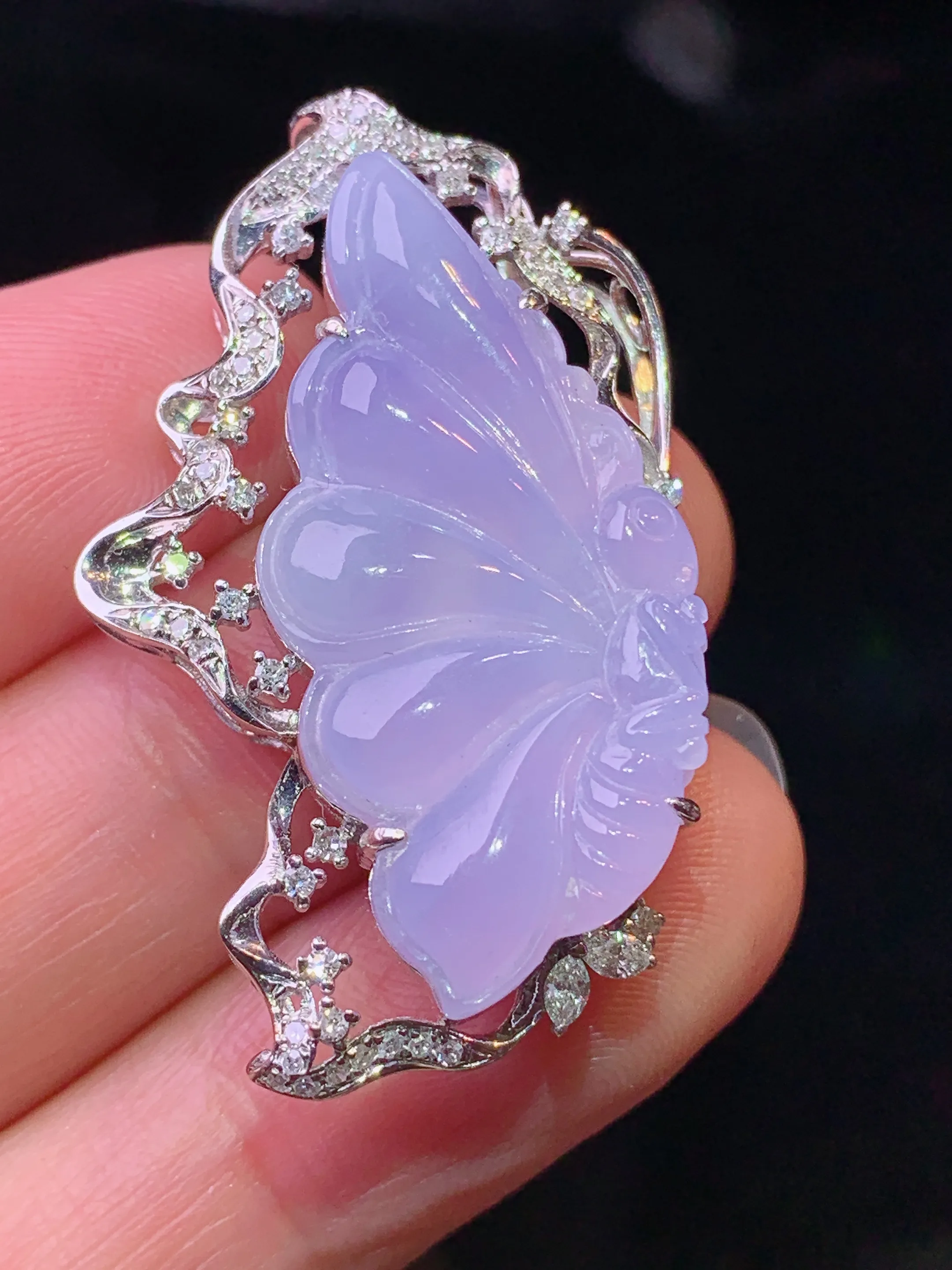18k金钻镶嵌紫罗兰蝴蝶吊坠 玉质细腻 色泽清新艳丽 整体尺寸37.2*22*8.3
