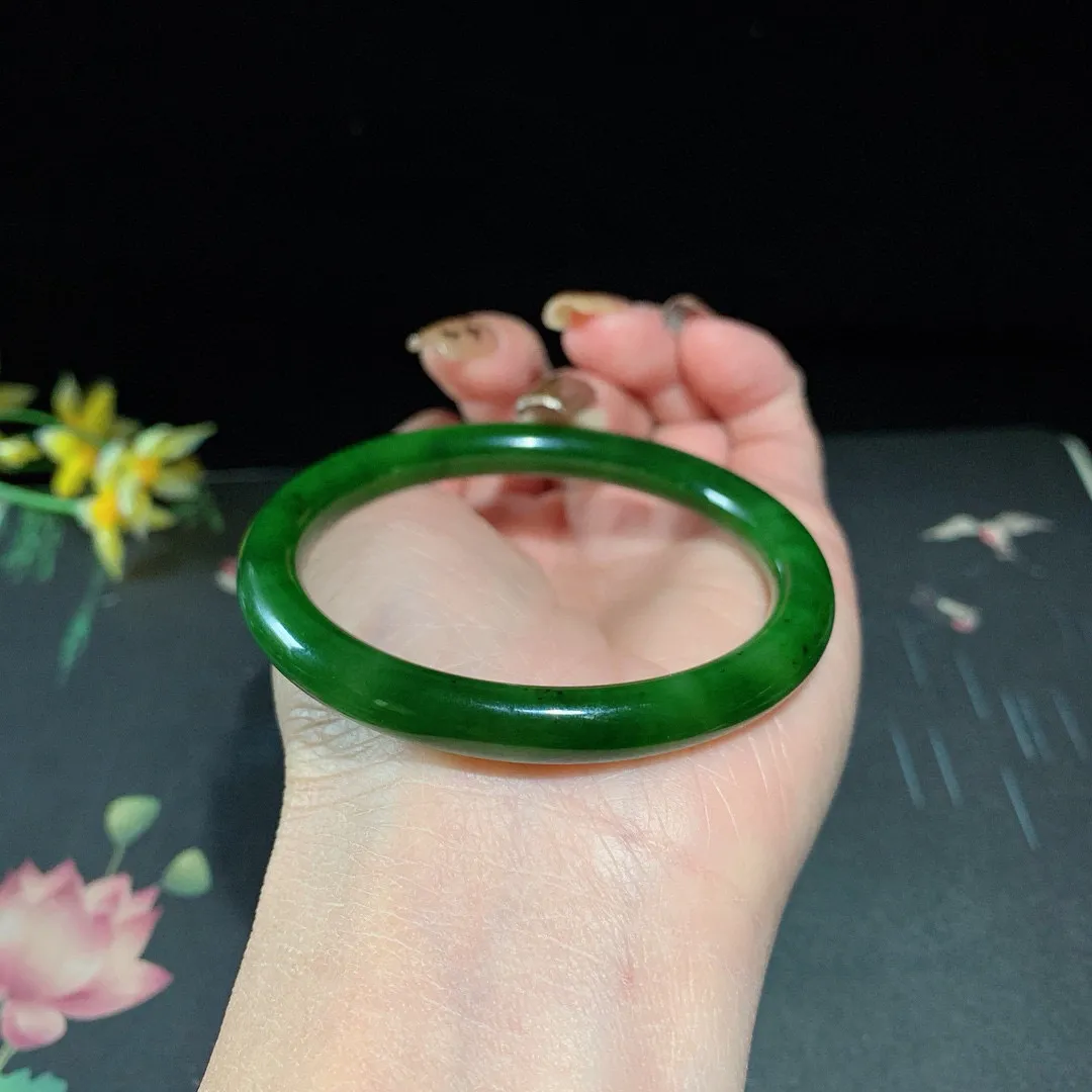 和田玉54.5圈口阳绿色圆条碧玉手镯！圈口54.5宽8玉质细腻油润 底色纯净 无纹裂 脂粉好，品质高