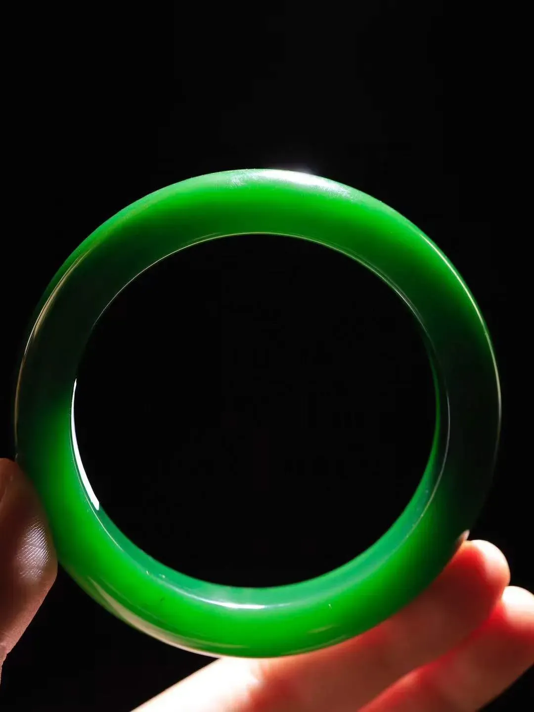 【碧波流转·手镯】

传承级臻品️和田玉碧玉手镯，玉质细腻温润，手感舒适，️线条流畅，简约大气，美自天成，佩戴于腕间，婉约之美，举手投足间透出那份低调奢华，醉人心扉。
重87.5克 内径圈口61.5mm尺寸15-10mm  FDA-131201808