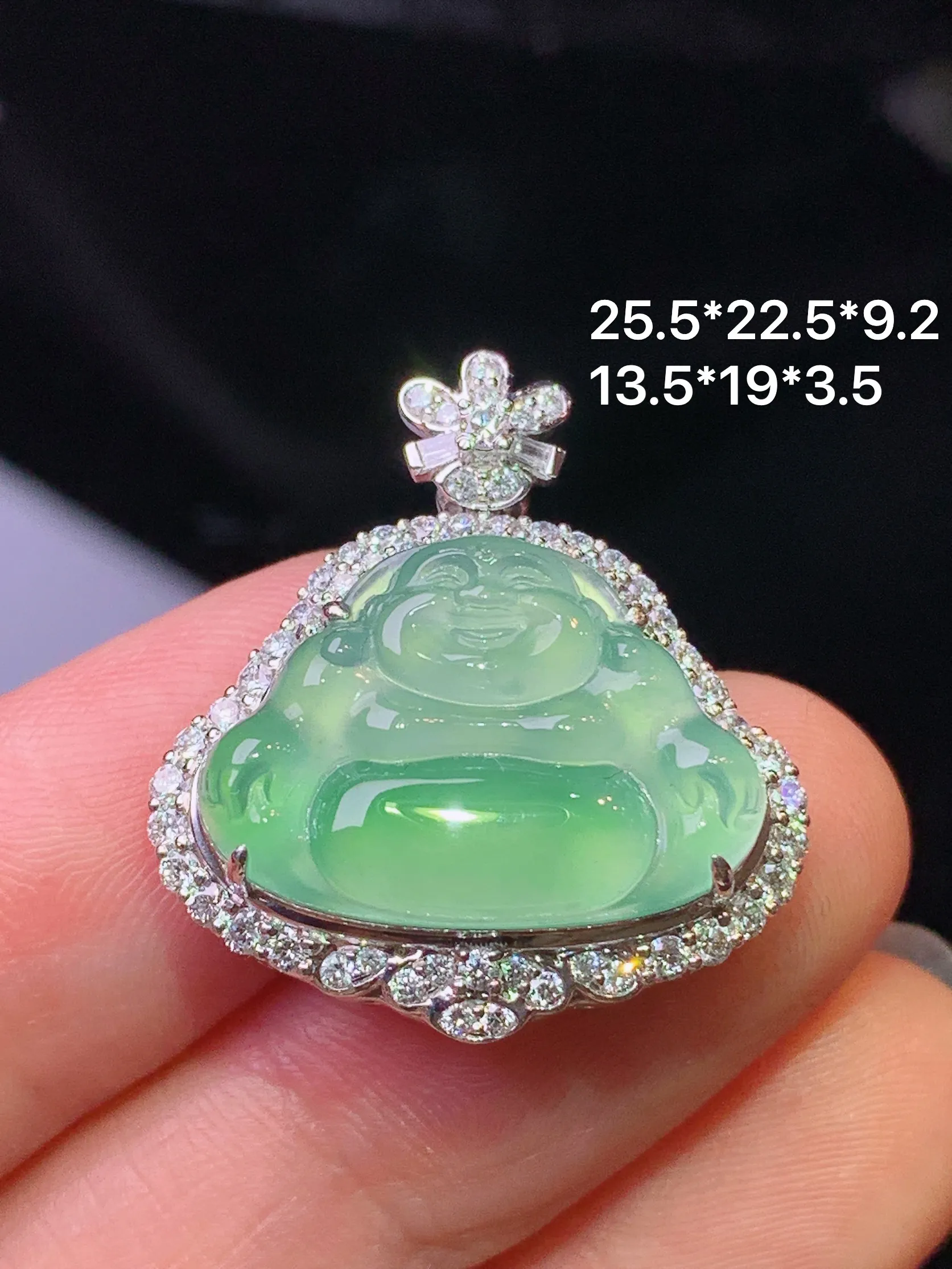 18k金钻镶嵌翠绿佛公吊坠 玉质细腻 色泽清新艳丽 整体尺寸25.5*22.5*9.2