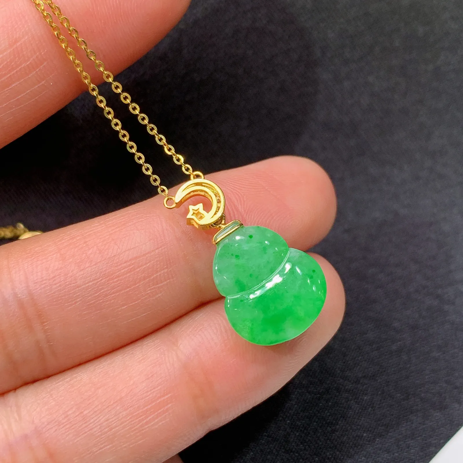 阳绿葫芦锁骨链，简约时尚，18k金镶嵌，冰润色阳，种水足，Be 尺寸13.6*12.1*6