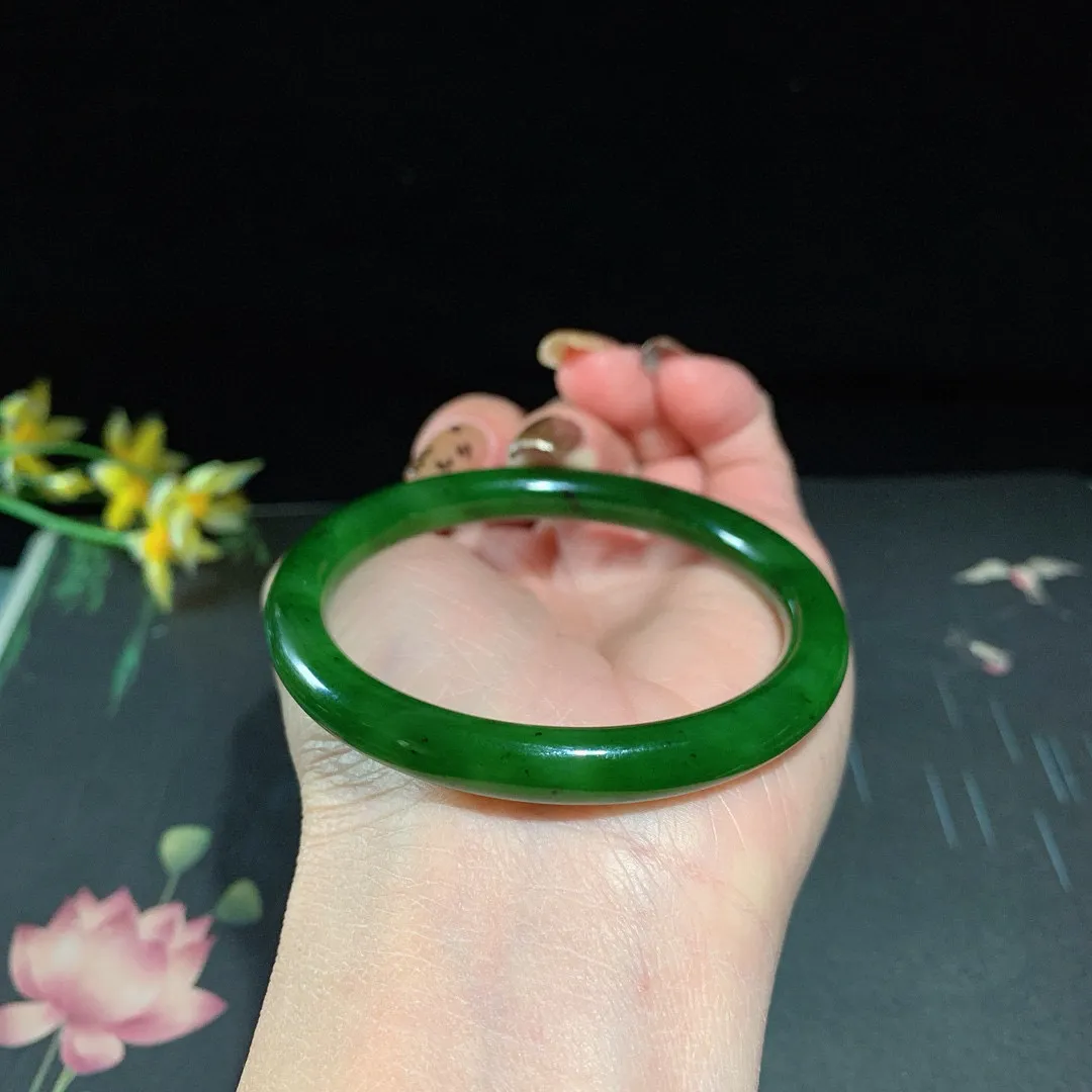 和田玉54.5圈口阳绿色圆条碧玉手镯！圈口54.5宽8玉质细腻油润 底色纯净 无纹裂 脂粉好，品质高