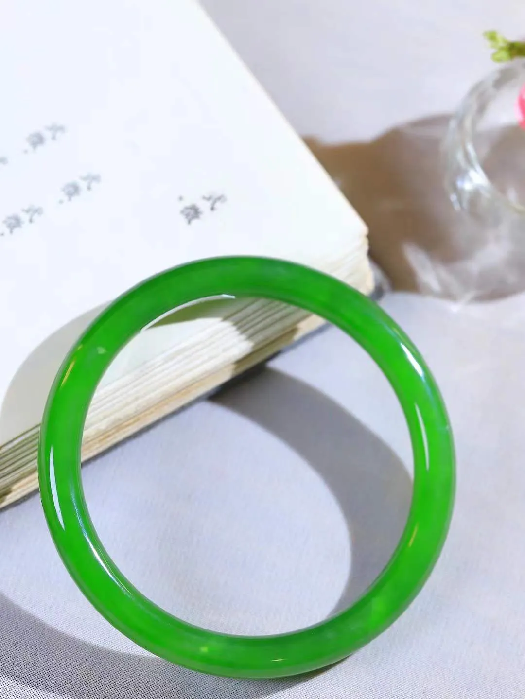 【温润如心.镯】

收藏传家级臻品️和田玉碧玉手镯，精选上等碧玉料，色泽清透，质地细腻。佩戴它，感受千年玉文化的温润与优雅，愿它为您带来平安与幸福。重33.7克  尺寸60-8.5-7.5mm  101201811A