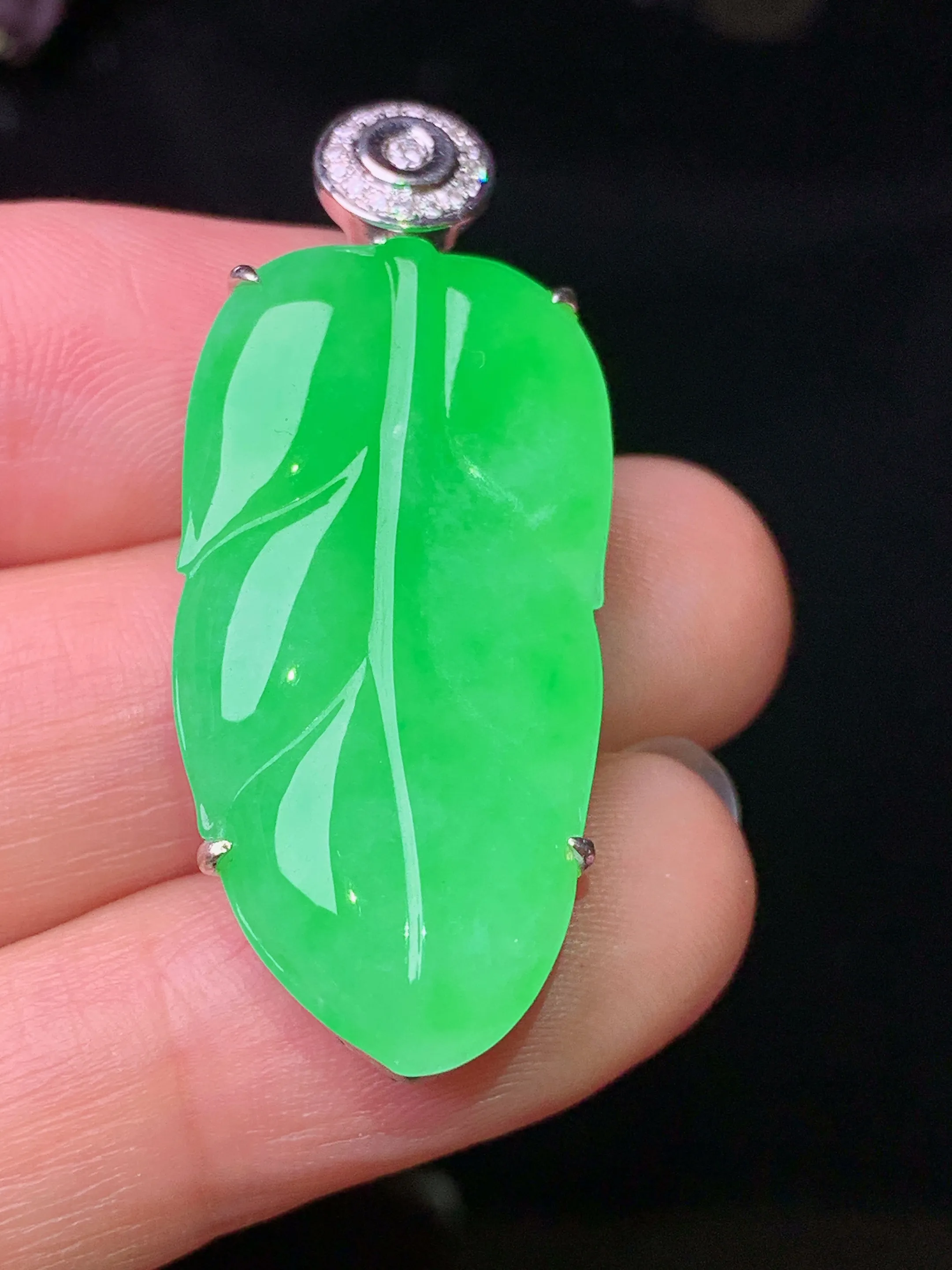 18k金钻镶嵌翠绿树叶吊坠 玉质细腻 色泽清新艳丽 整体尺寸39.6*16.2*7.3