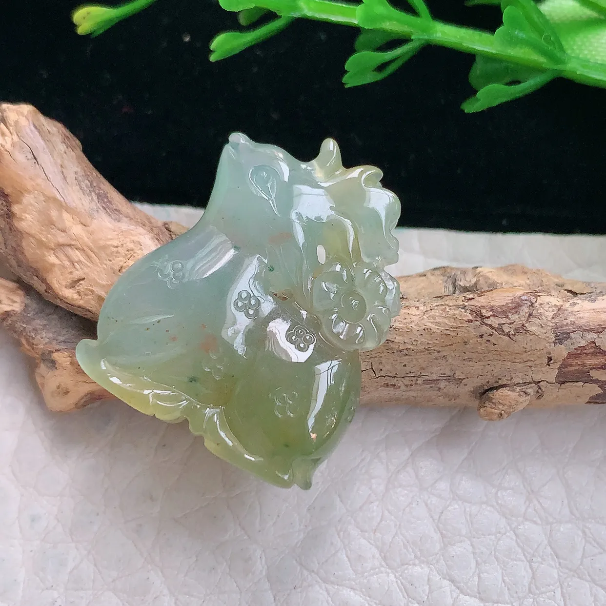 Lz实拍25*20.8*6天然缅甸翡翠冰黄小梅花鹿吊坠 福禄玉坠