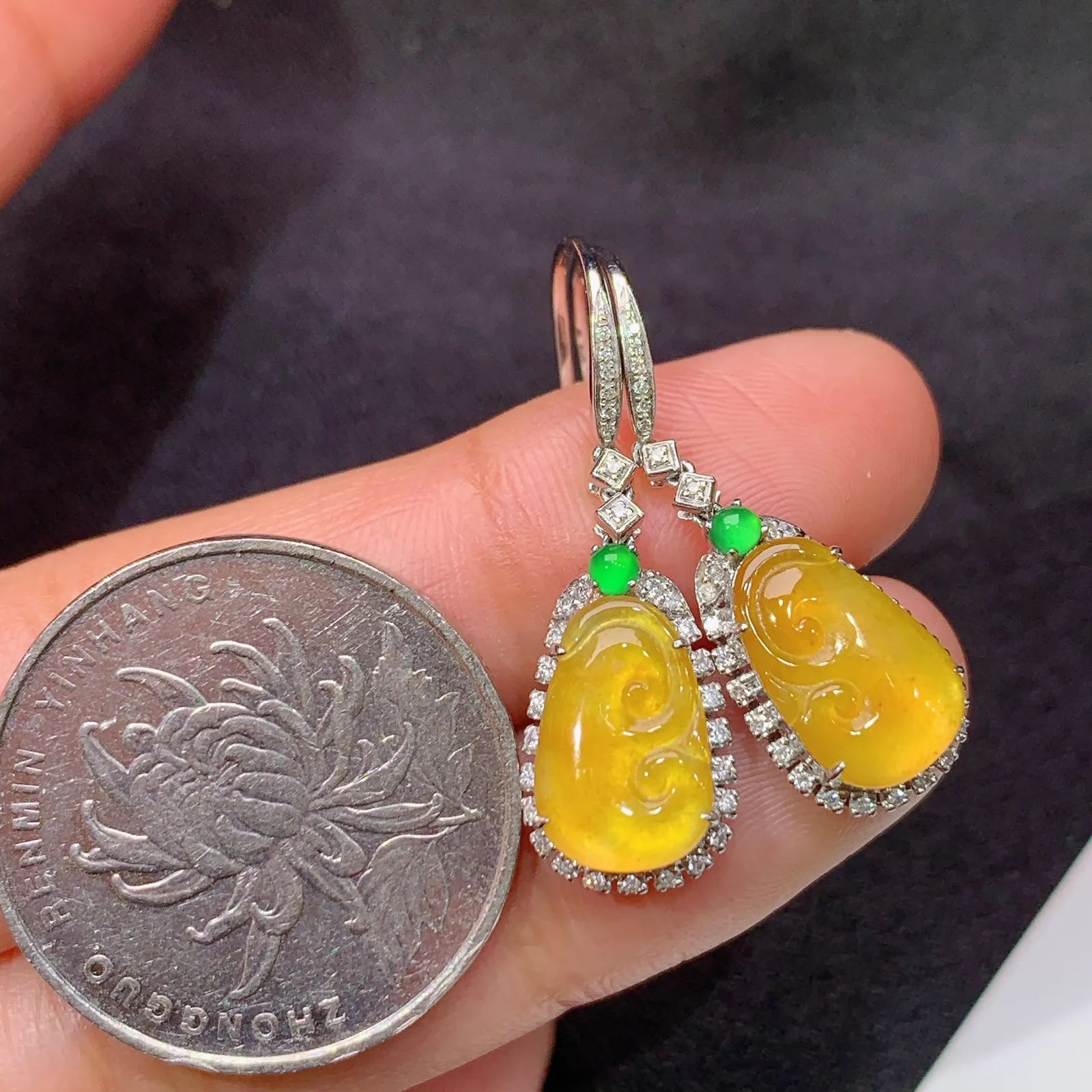 冰黄翡如意耳坠，18k金镶嵌，色泽鲜艳，水色超佳 尺寸10.8*7.1*2