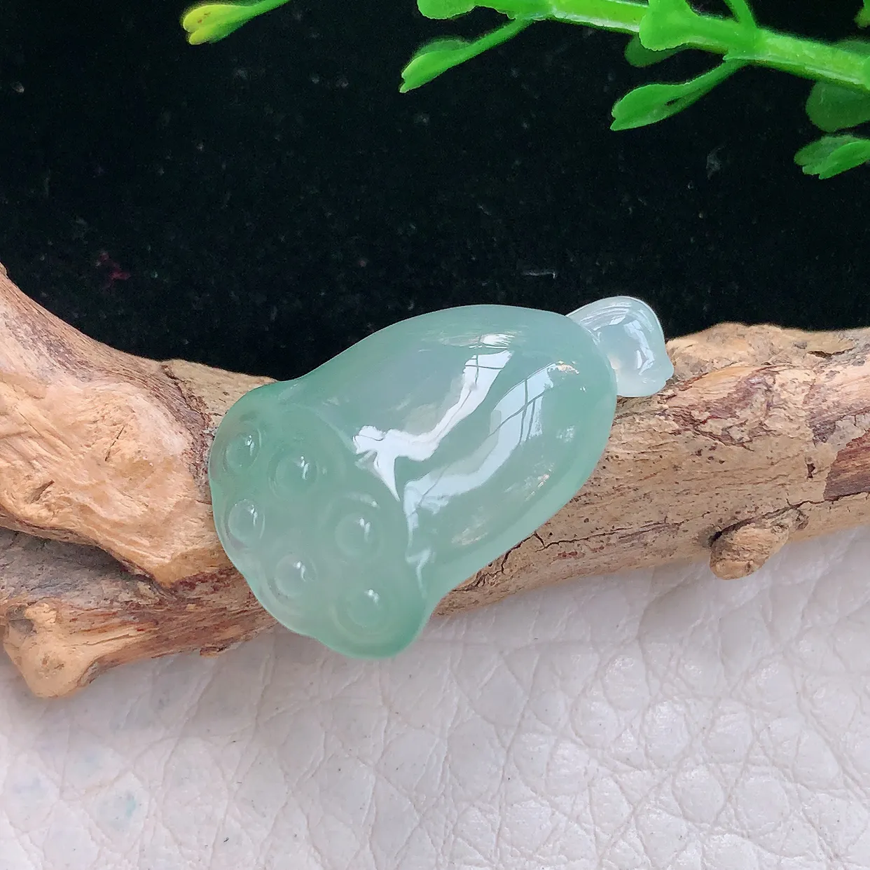 Lz实拍24*15.2*6天然缅甸翡翠冰透莲蓬吊坠 精美小玉坠