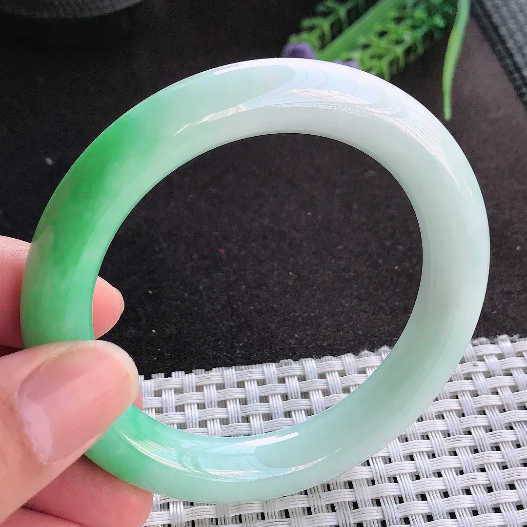 天然A货翡翠55.8/11.2/10.8老坑精美冰润飘阳绿圆条手镯玉镯