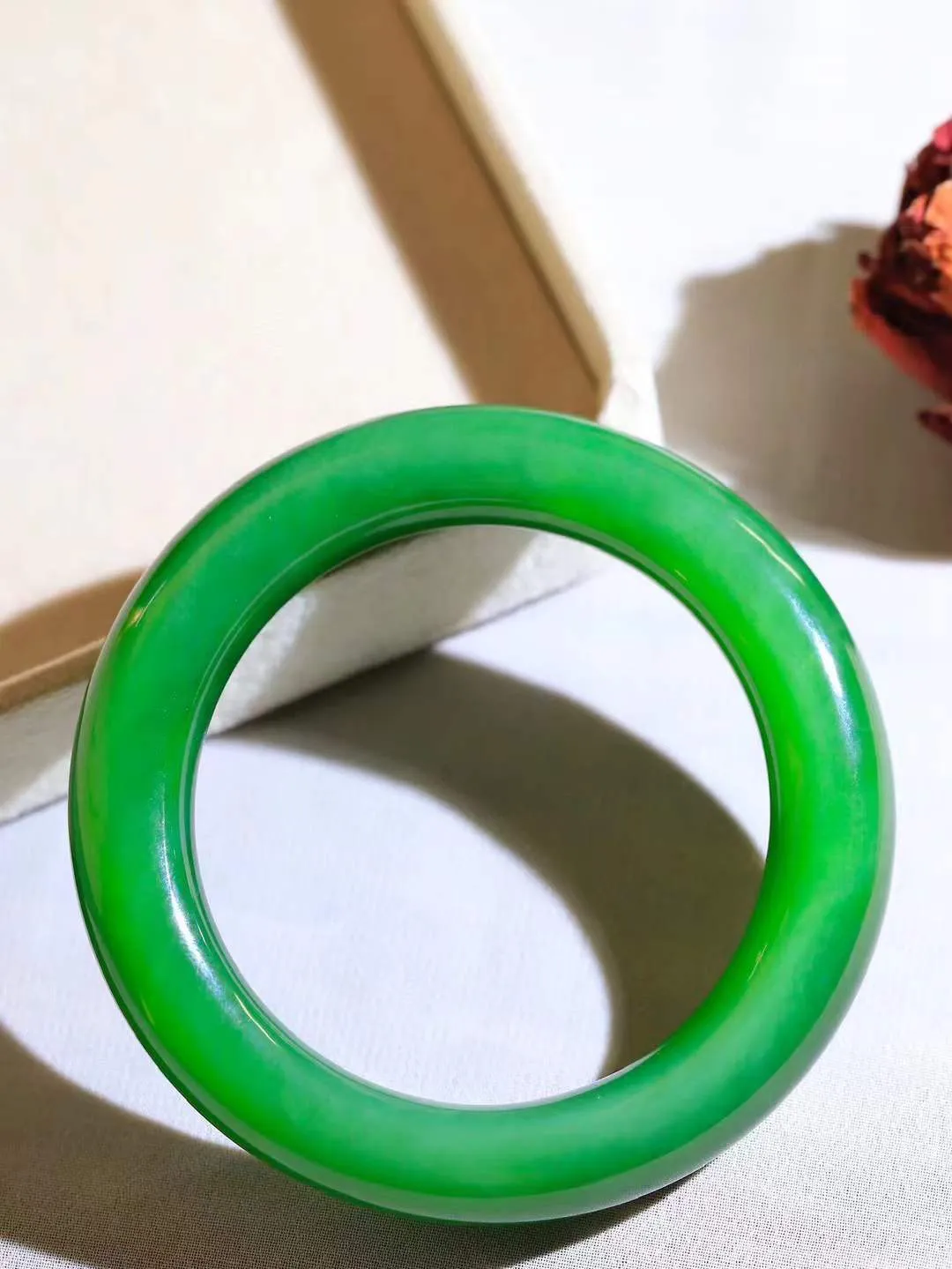 【碧色荡漾·手镯】

收藏级臻品和田玉碧玉猫眼圆条手镯，玉质细腻温润，手感舒适，️线条流畅，