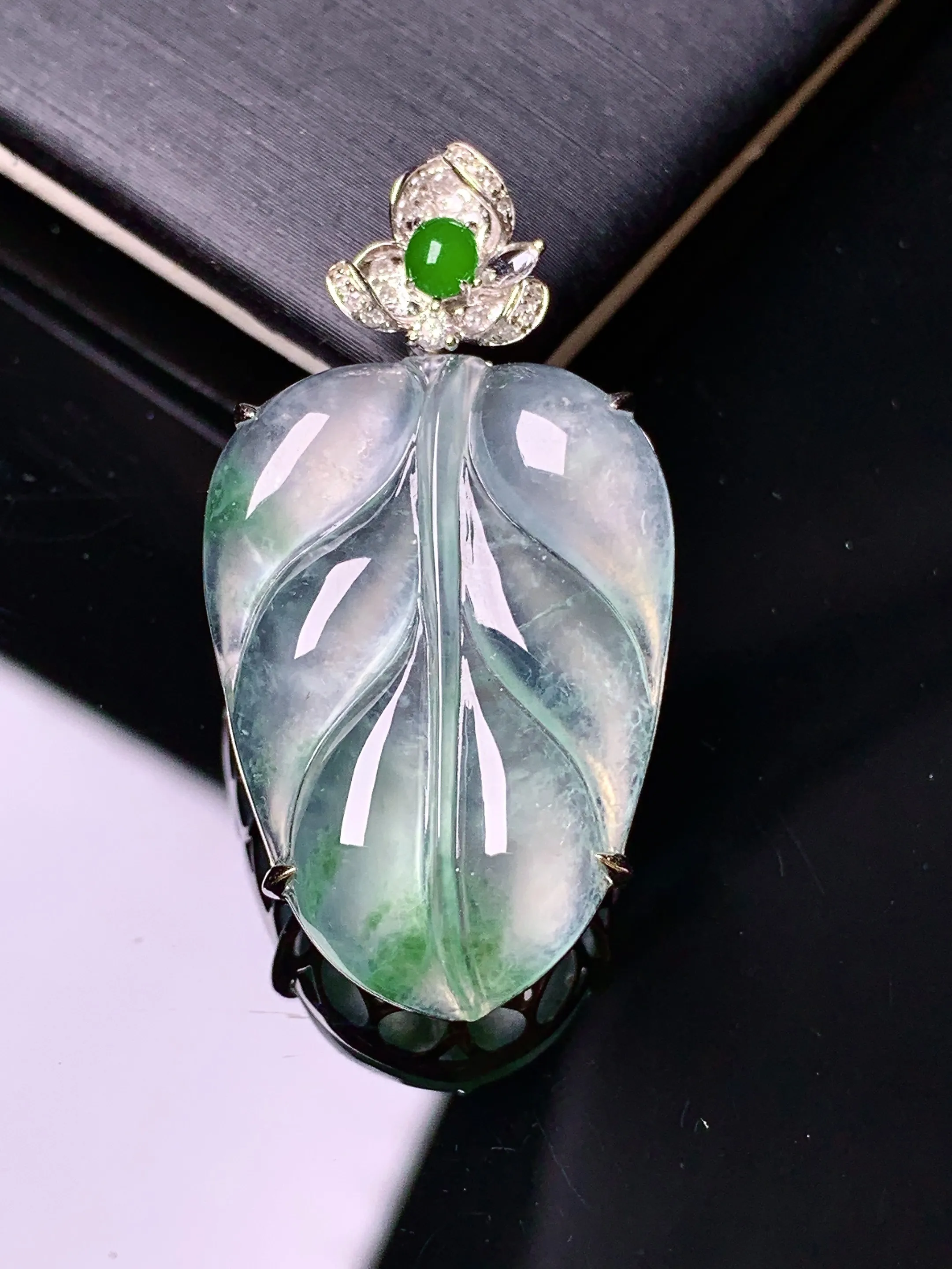 18k金钻镶嵌冰种树叶吊坠 玉质细腻 色泽清新艳丽 整体尺寸36*19*7.2