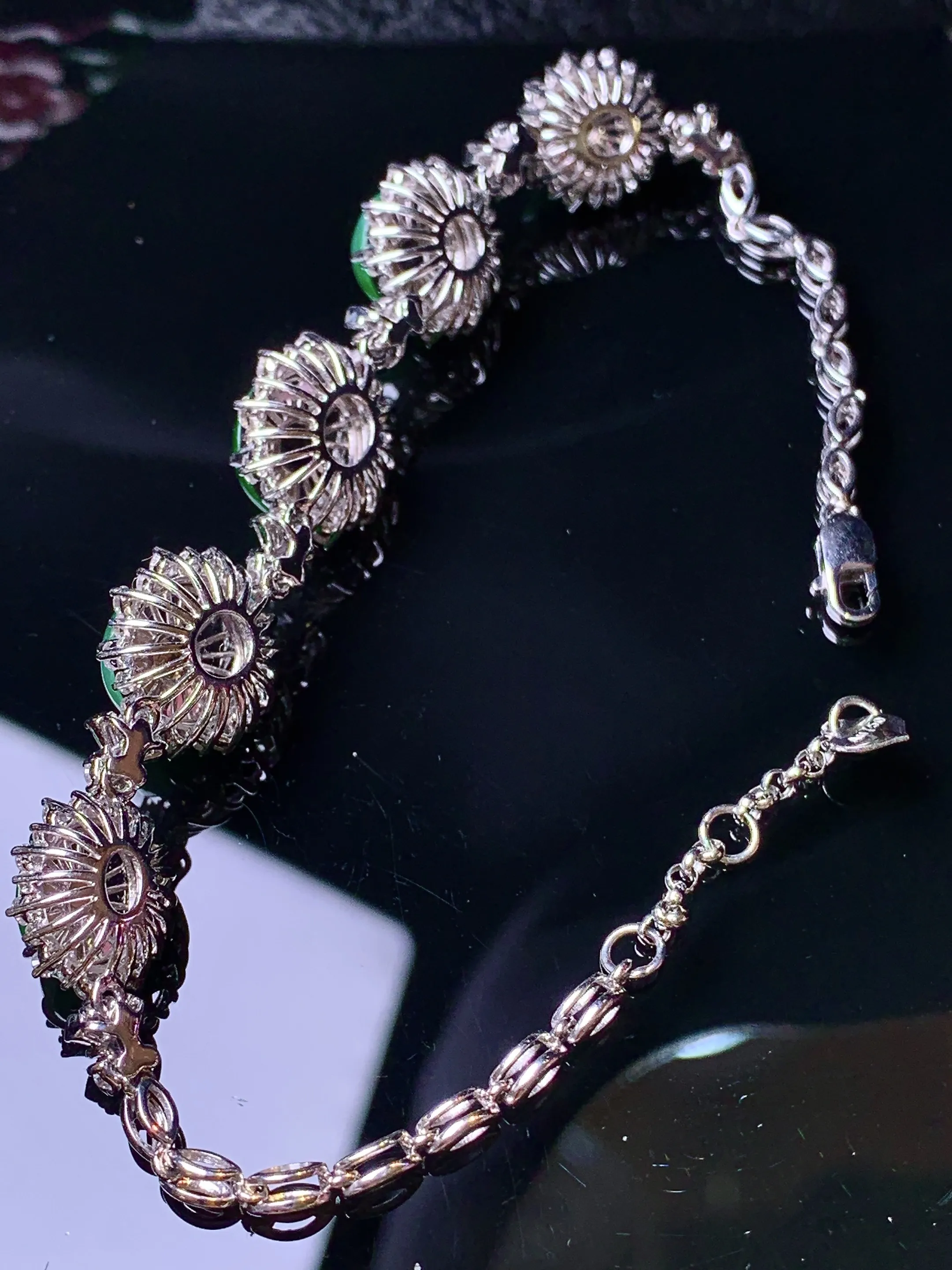 18k金钻镶嵌满绿蛋面手链 玉质细腻 色泽清新艳丽 整体尺寸86.8*12.6*8.2