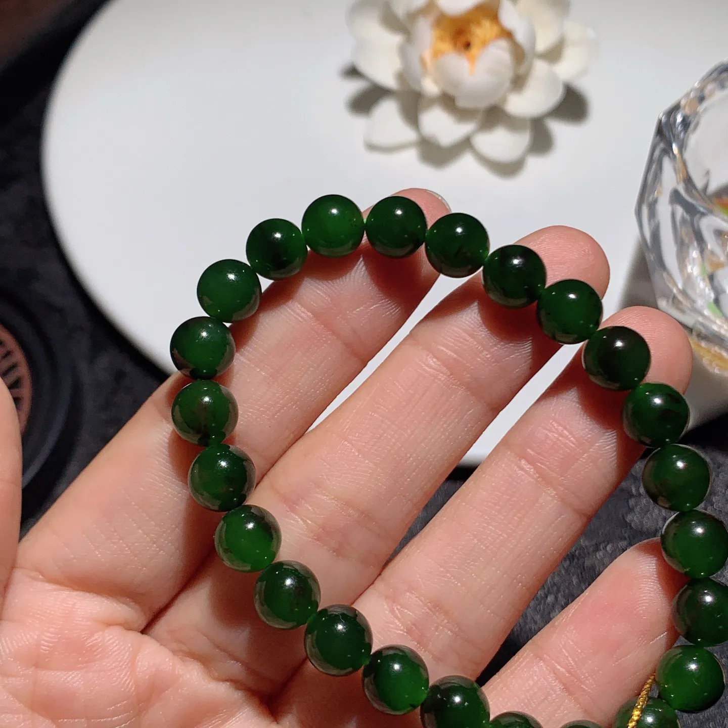 和田玉红皮料俄罗斯碧玉手串。单颗尺寸8！玉质细腻油润。手推出油。品相大气。lt251218