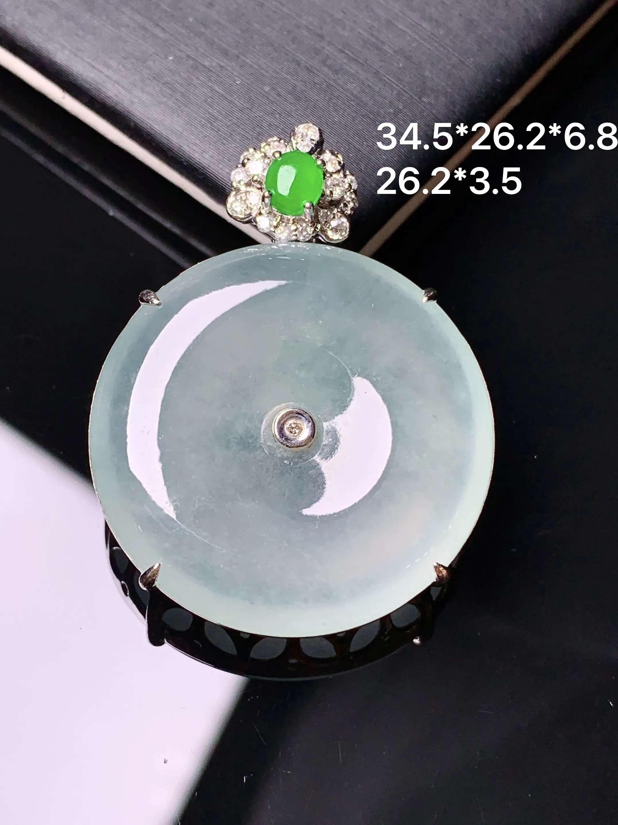 18k金钻镶嵌冰种平安扣吊坠 玉质细腻 色泽清新艳丽 整体尺寸34.5*26.2*6.8