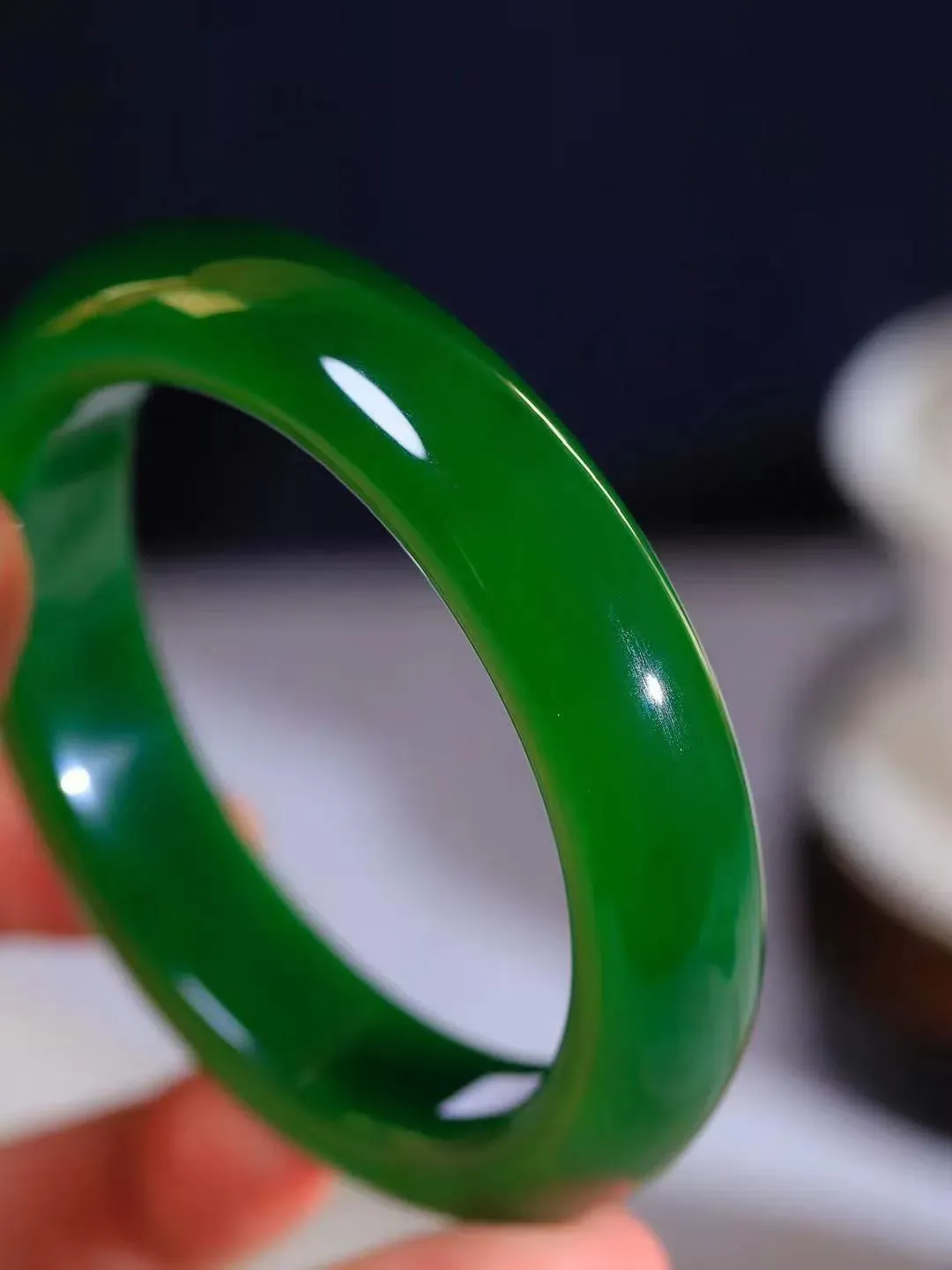 【碧波流转·手镯】

传承级臻品️和田玉碧玉手镯，玉质细腻温润，手感舒适，️线条流畅，简约大气，美自天成，佩戴于腕间，婉约之美，举手投足间透出那份低调奢华，醉人心扉。
重87.5克 内径圈口61.5mm尺寸15-10mm  FDA-131201808