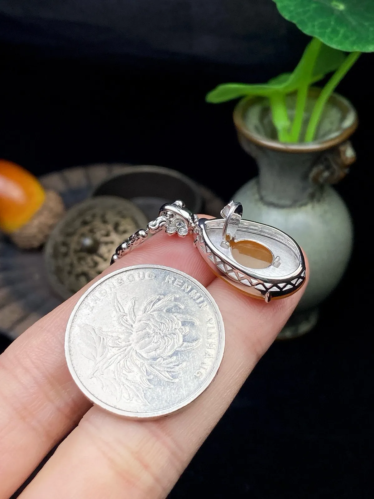 【冰种福瓜叶子】质地细腻，冰润透亮，光泽出众，18k金钻镶嵌，裸石尺寸20.5*12.6*4.5毫米