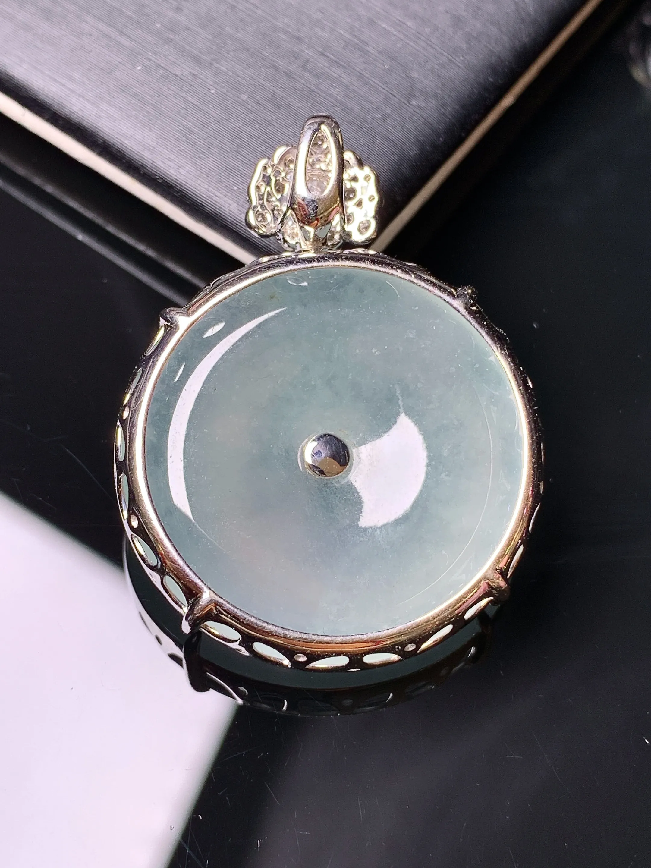 18k金钻镶嵌冰种平安扣吊坠 玉质细腻 色泽清新艳丽 整体尺寸34.5*26.2*6.8