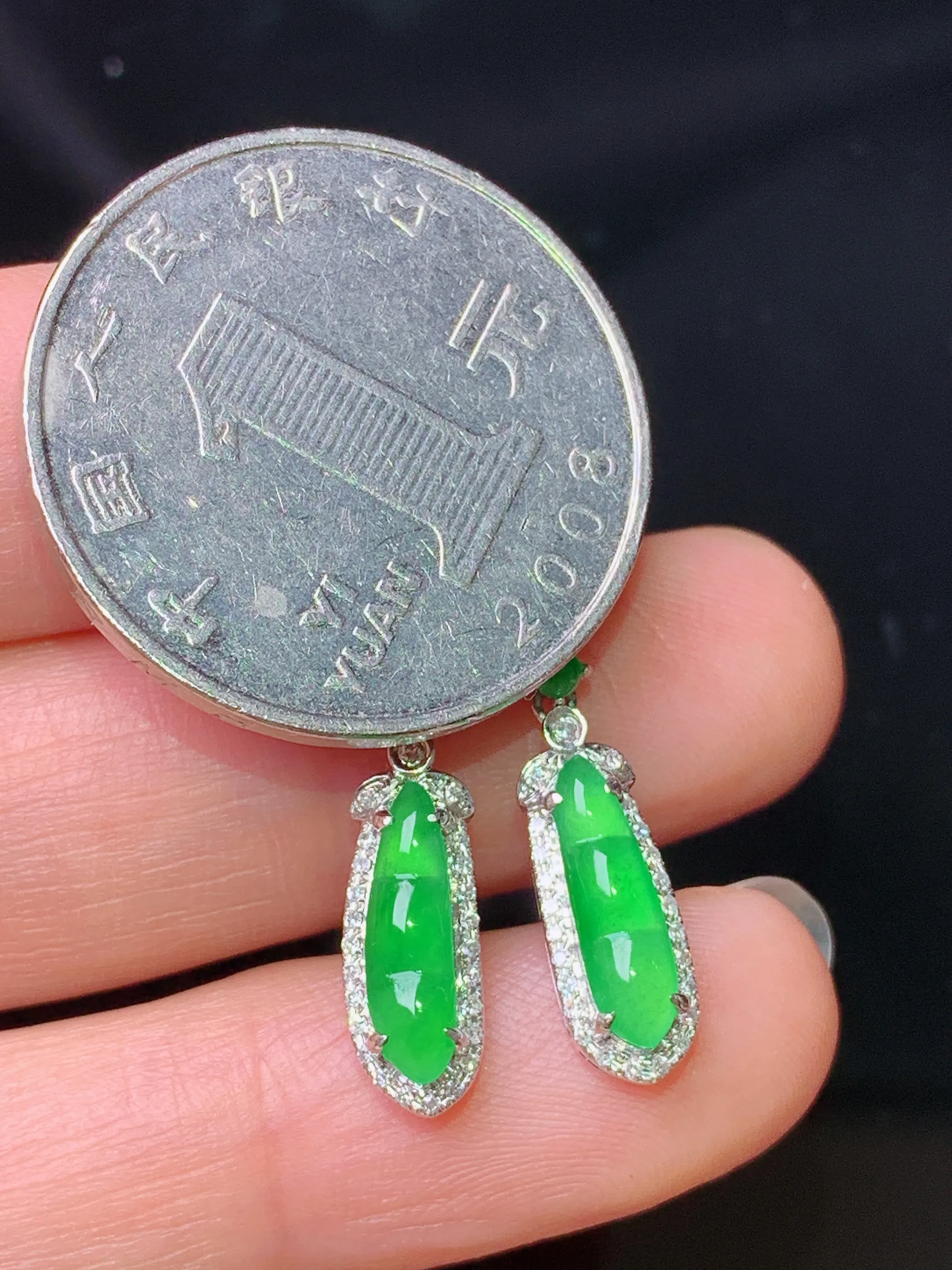 18k金钻镶嵌满绿四季豆吊坠 玉质细腻 色泽清新艳丽 整体尺寸23.2*5.3*5