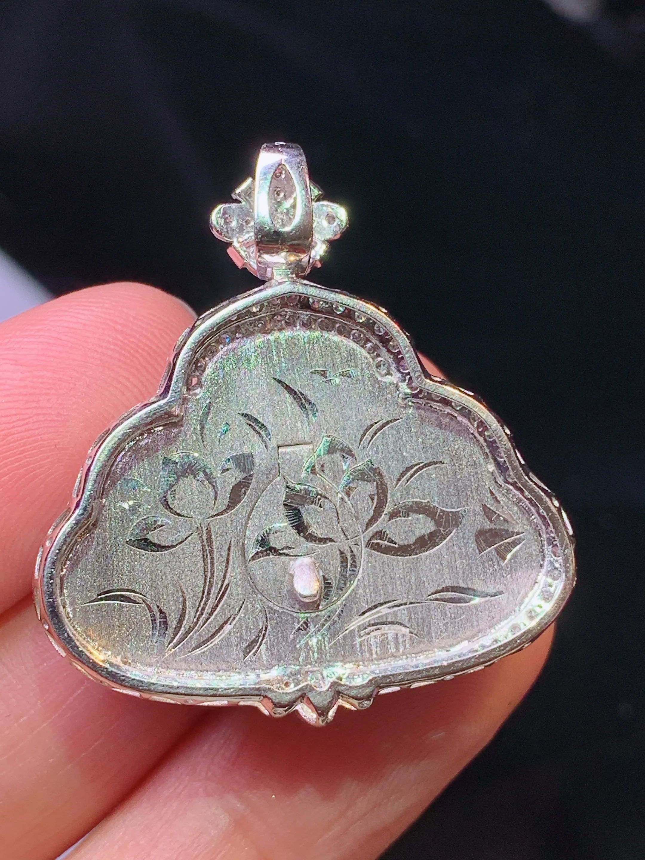 18k金钻镶嵌翠绿佛公吊坠 玉质细腻 色泽清新艳丽 整体尺寸32.5*30*7.5